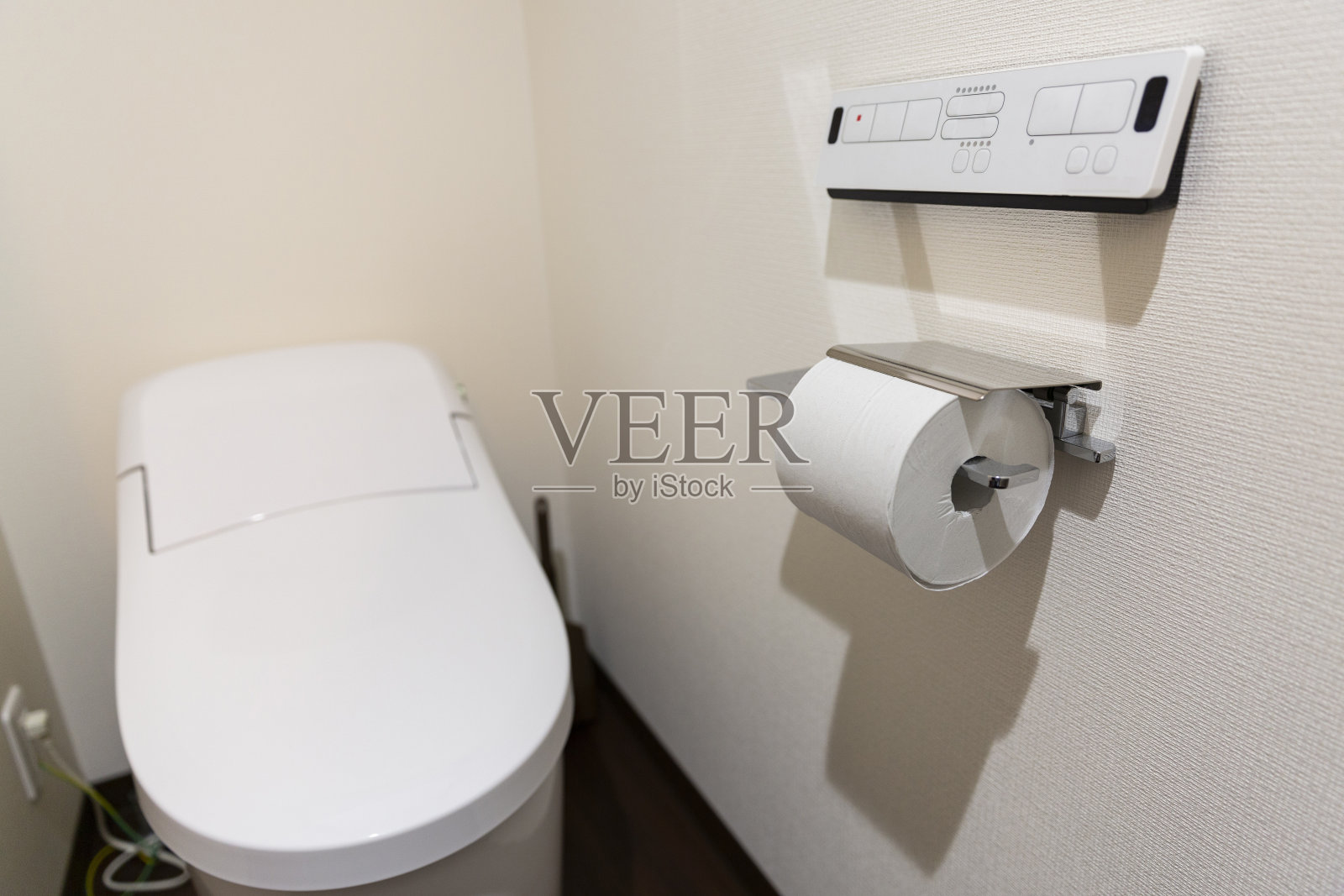 洗衣柜里的白色干净马桶照片摄影图片