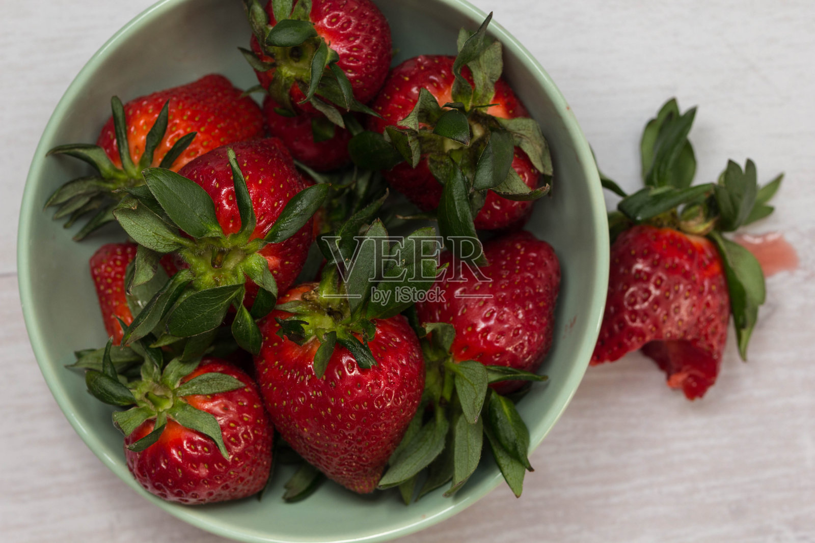 鲜季节草莓在浅绿色碗照片摄影图片