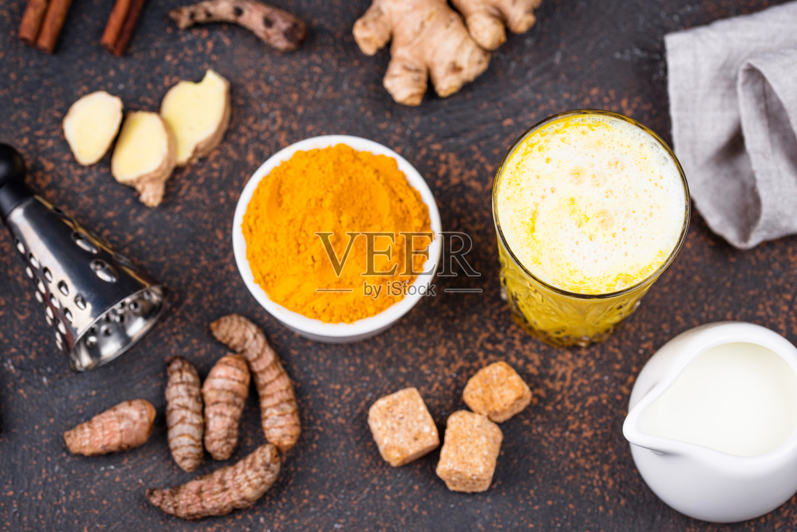 姜黄金牛奶与香料照片摄影图片