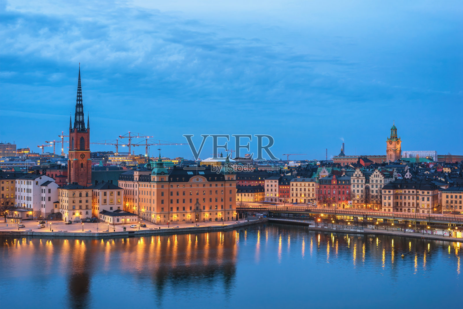 瑞典斯德哥尔摩，格拉斯坦老城的夜景照片摄影图片