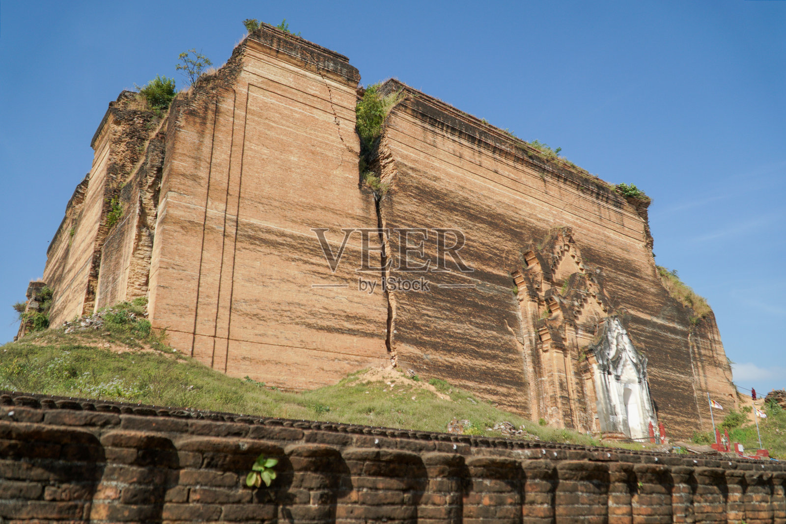 低角度的旧废墟未完成的宝塔在mingun，曼德勒照片摄影图片