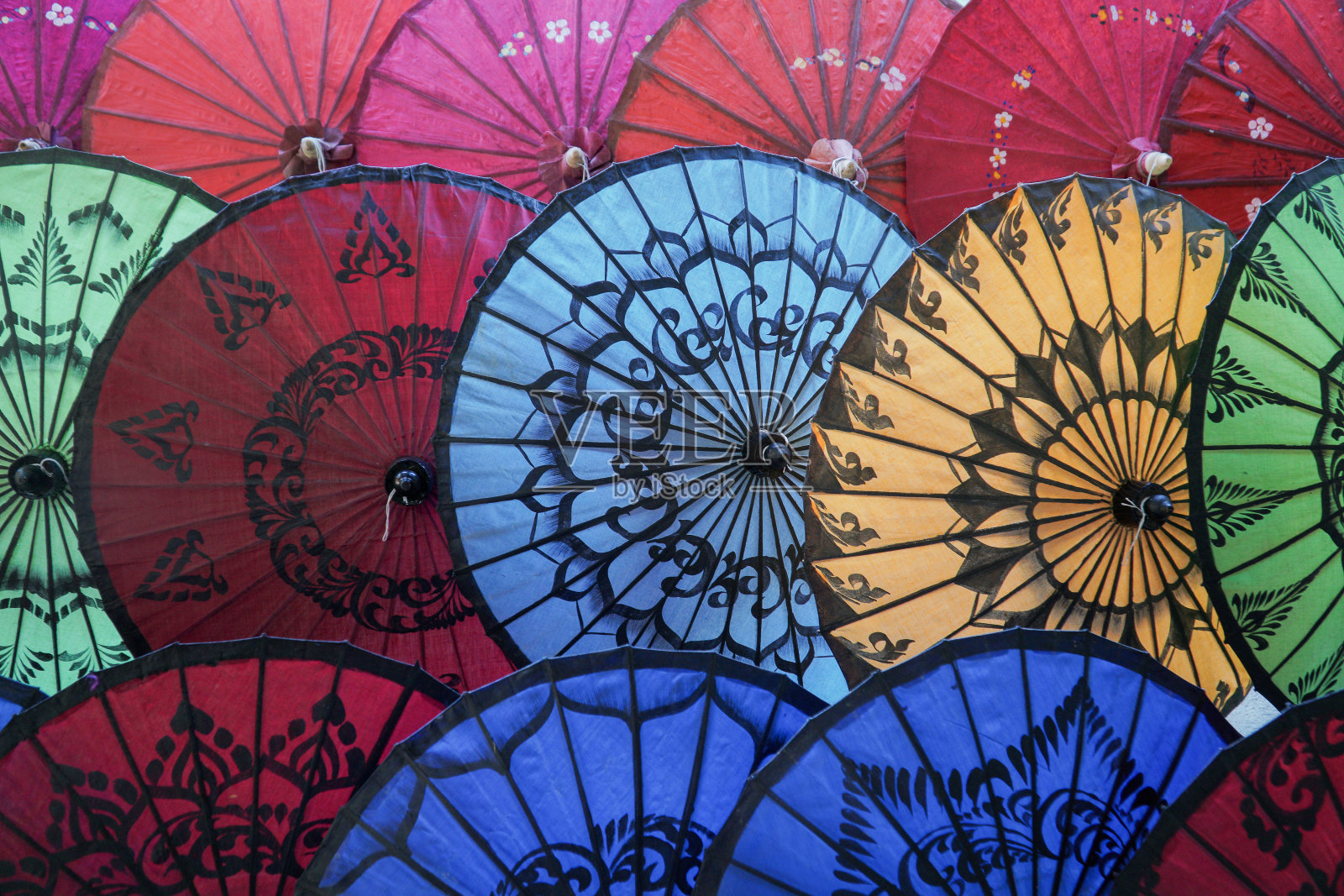 全框拍摄的多色伞我们的纸照片摄影图片