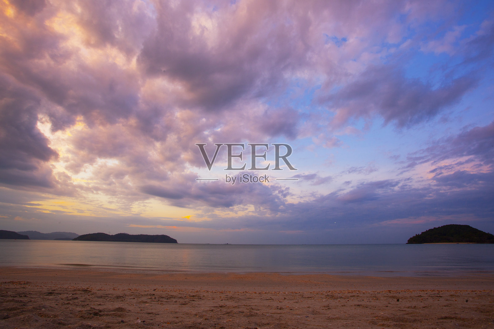 马来西亚兰卡威岛海滩上令人惊叹的日出照片摄影图片