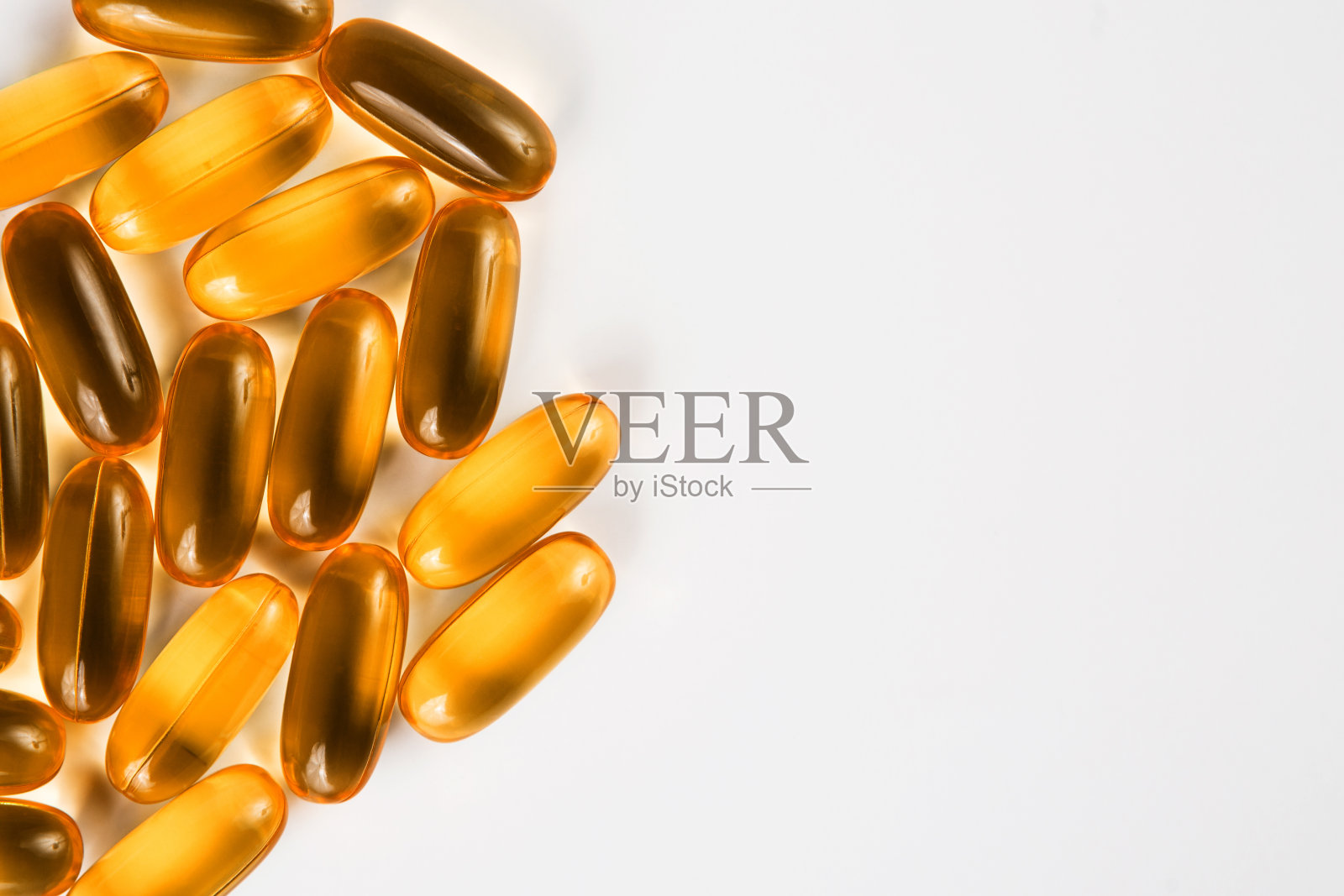 胶囊Omega 3在白色背景。为你的文本复制空间。照片摄影图片