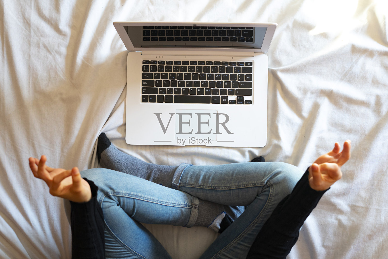 一个女人用笔记本在网上做瑜伽的俯视图。照片摄影图片