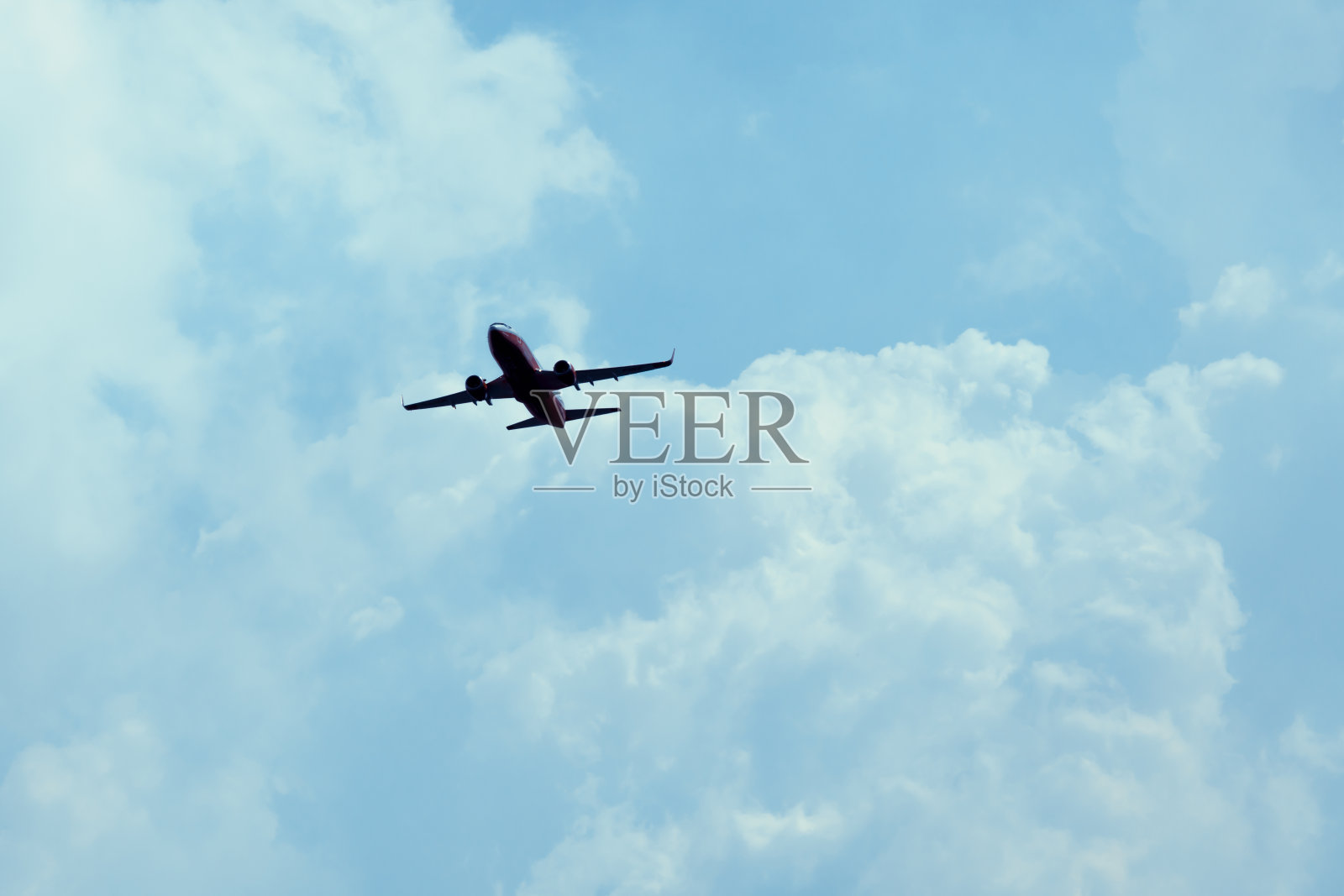 在澳大利亚的蓝山，一架灭火水弹飞机和一架侦察飞机在丛林大火中冒烟照片摄影图片