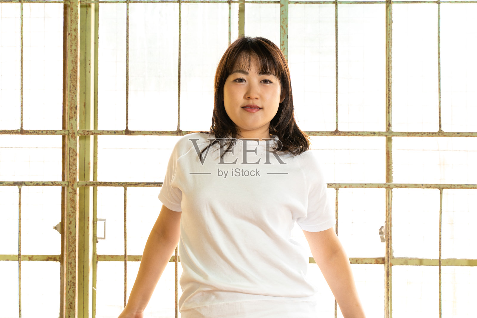 女学生在体育馆锻炼照片摄影图片