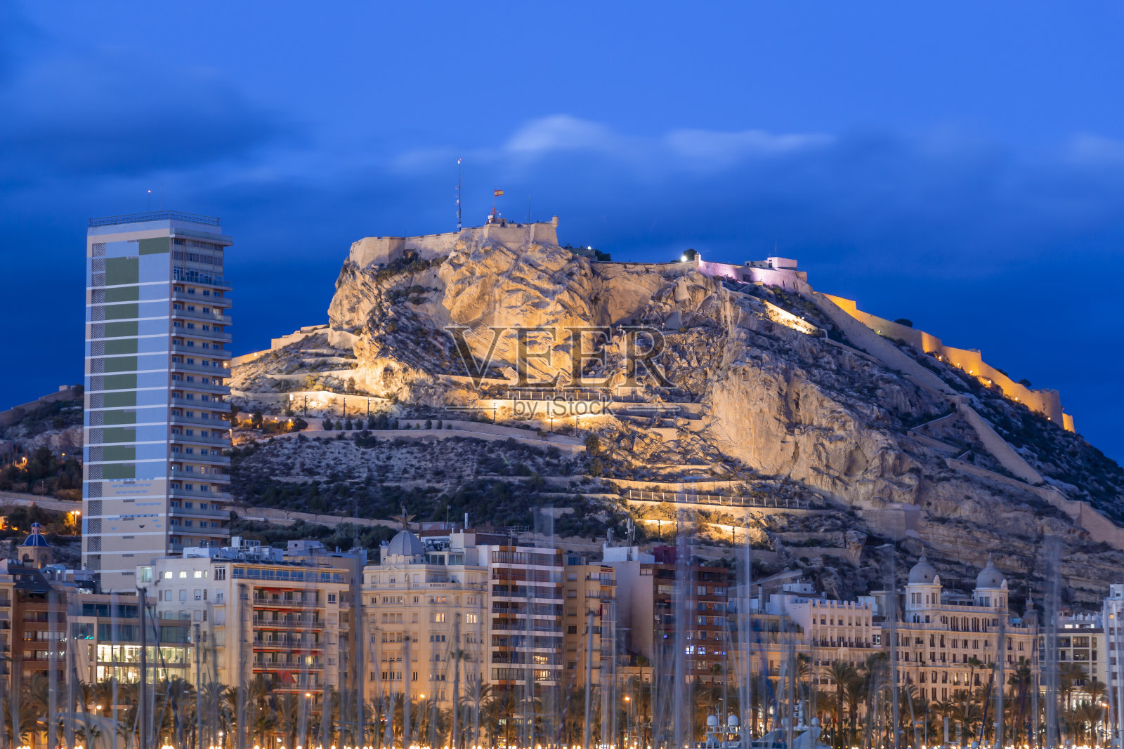 黄昏时分的阿利坎特城照片摄影图片
