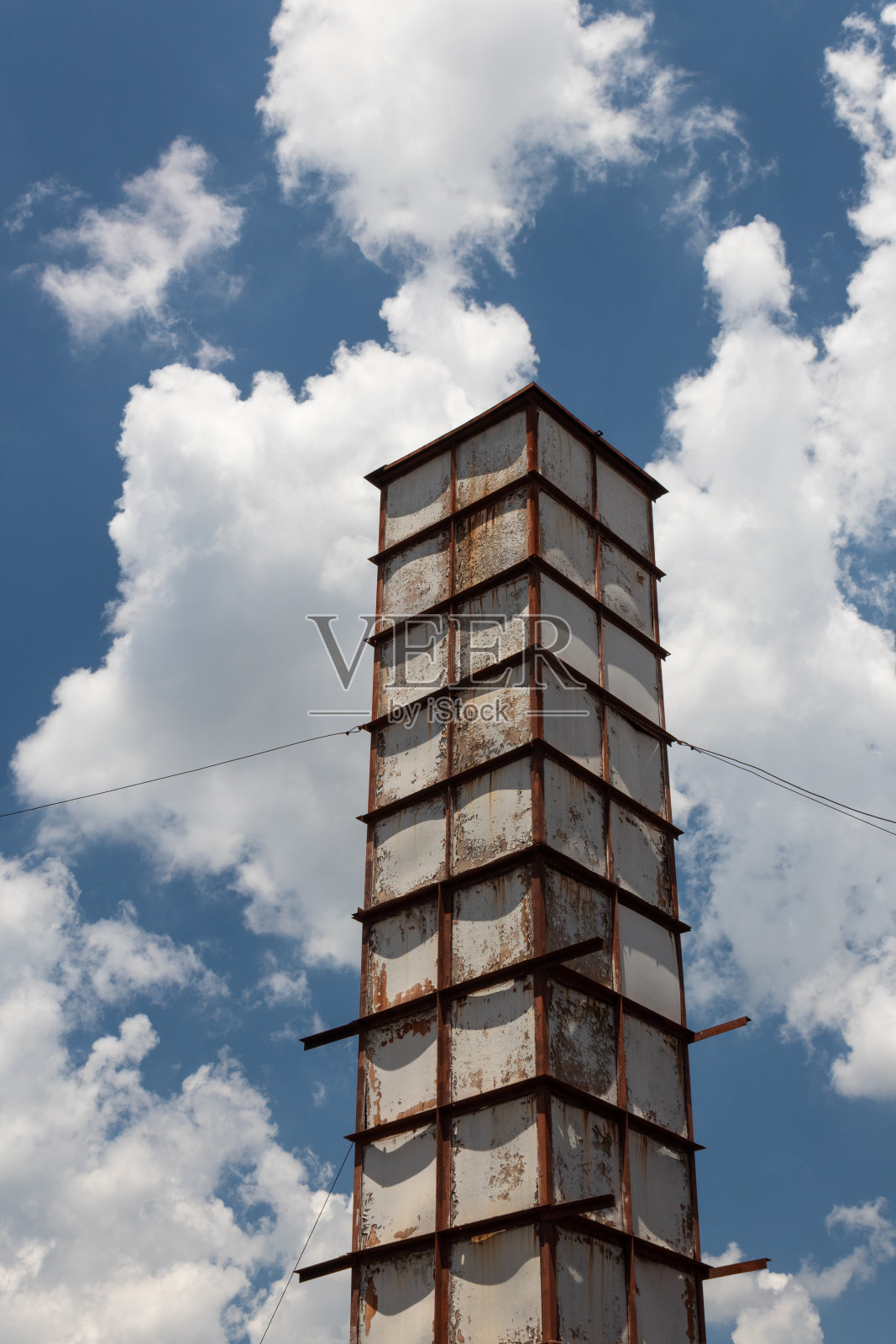 斯洛斯熔炉国家历史地标，美国亚拉巴马州伯明翰，高大的钢和木塔映衬着蓝天与云彩，阳光明媚的一天照片摄影图片