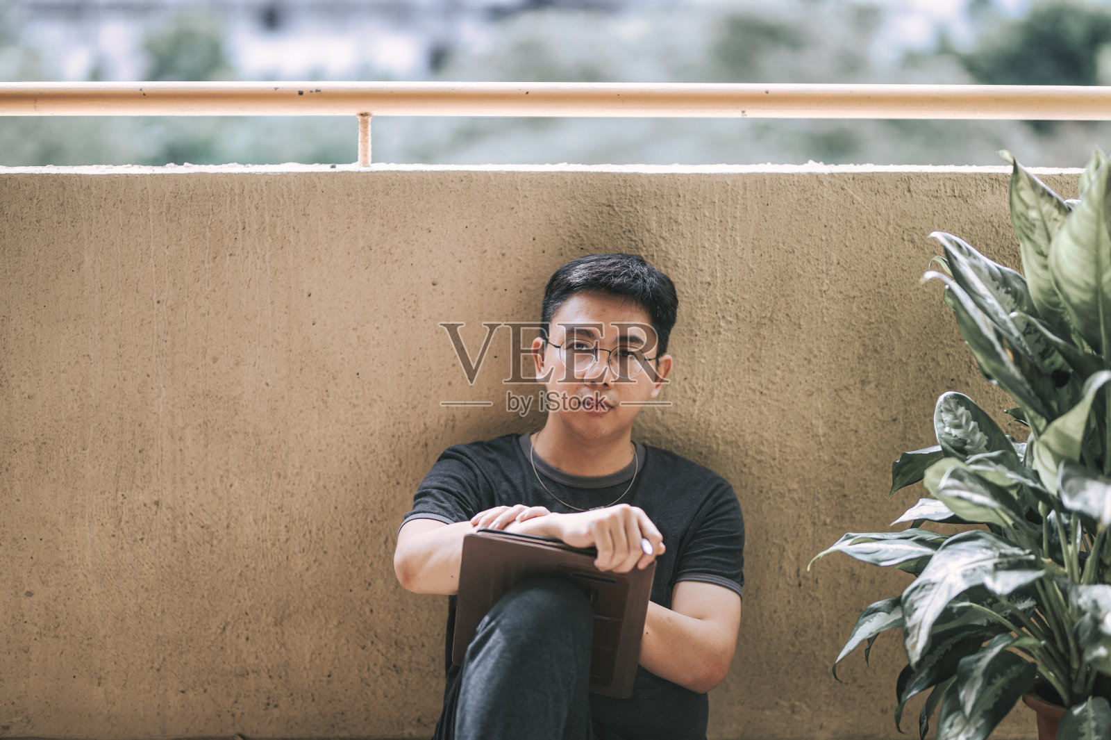 一位亚洲华人中年男子在家用平板电脑画画照片摄影图片