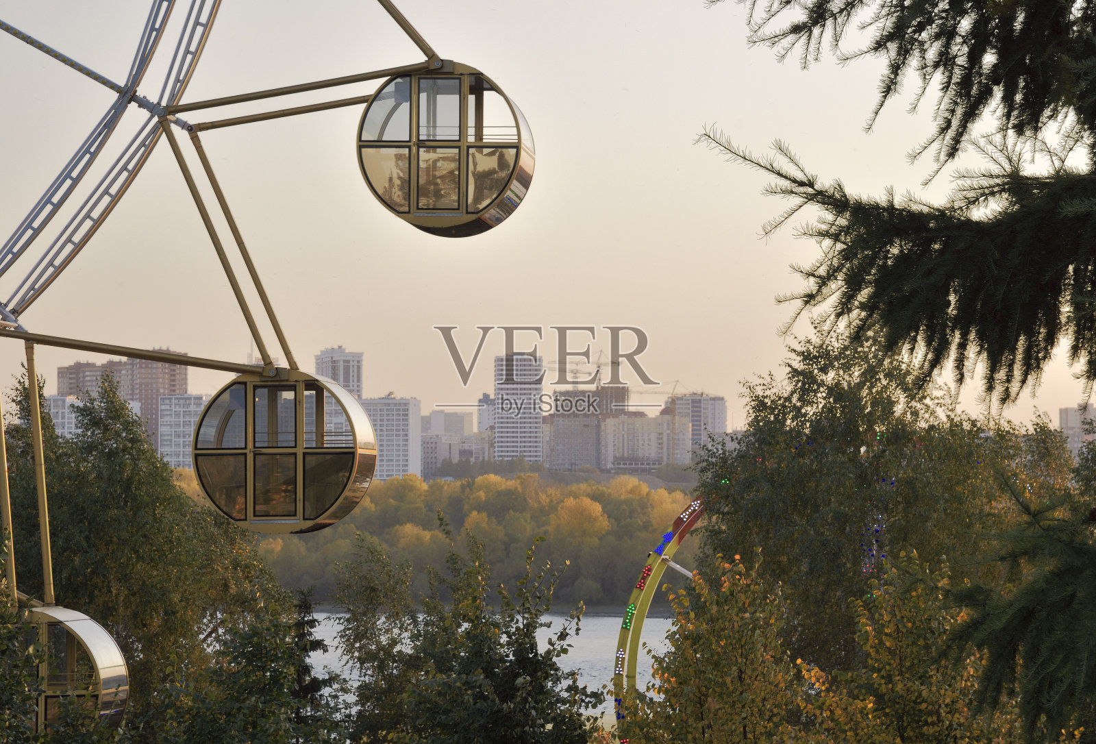 新西伯利亚公园的摩天轮照片摄影图片