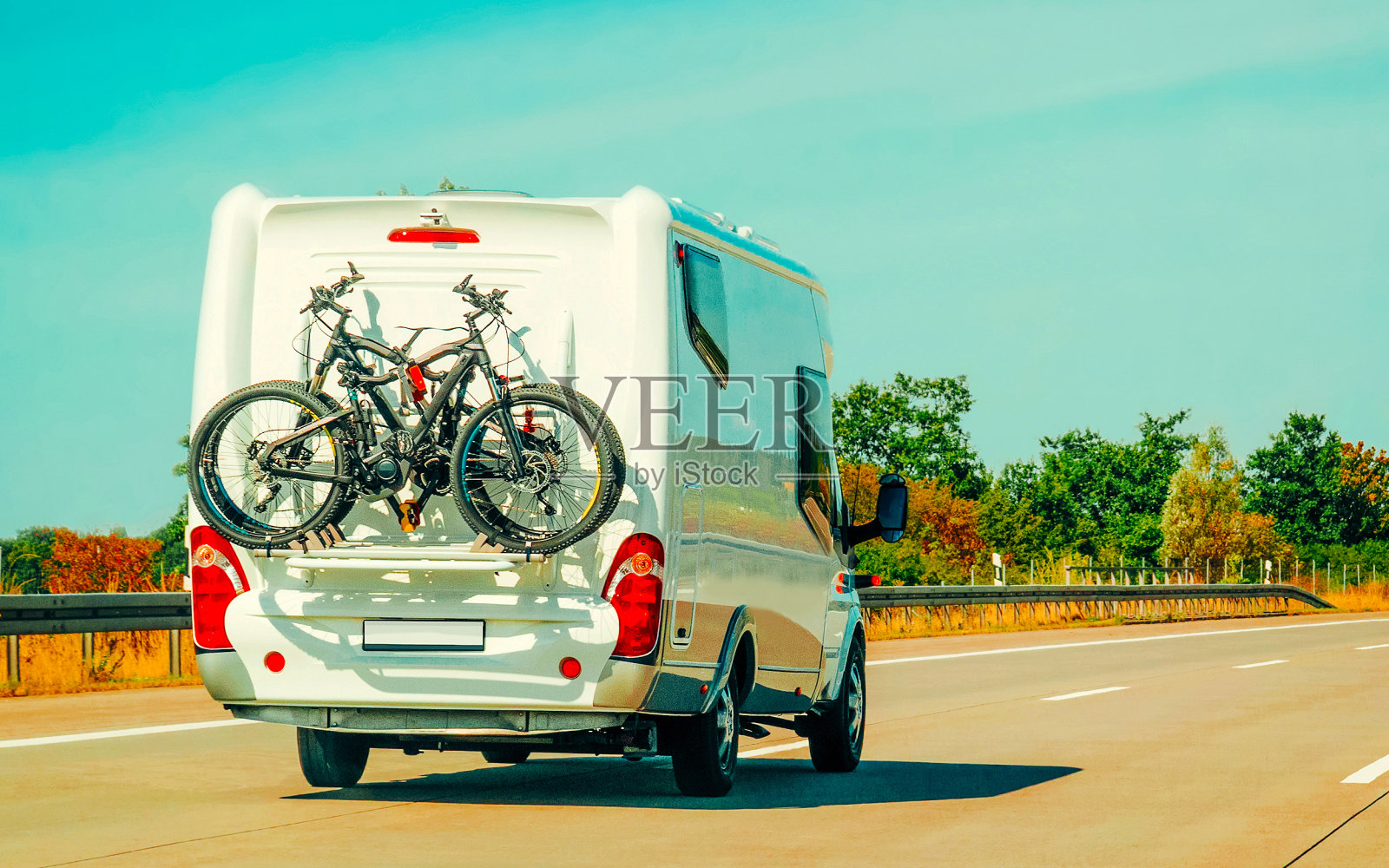 在瑞士公路上的房车露营车和自行车照片摄影图片
