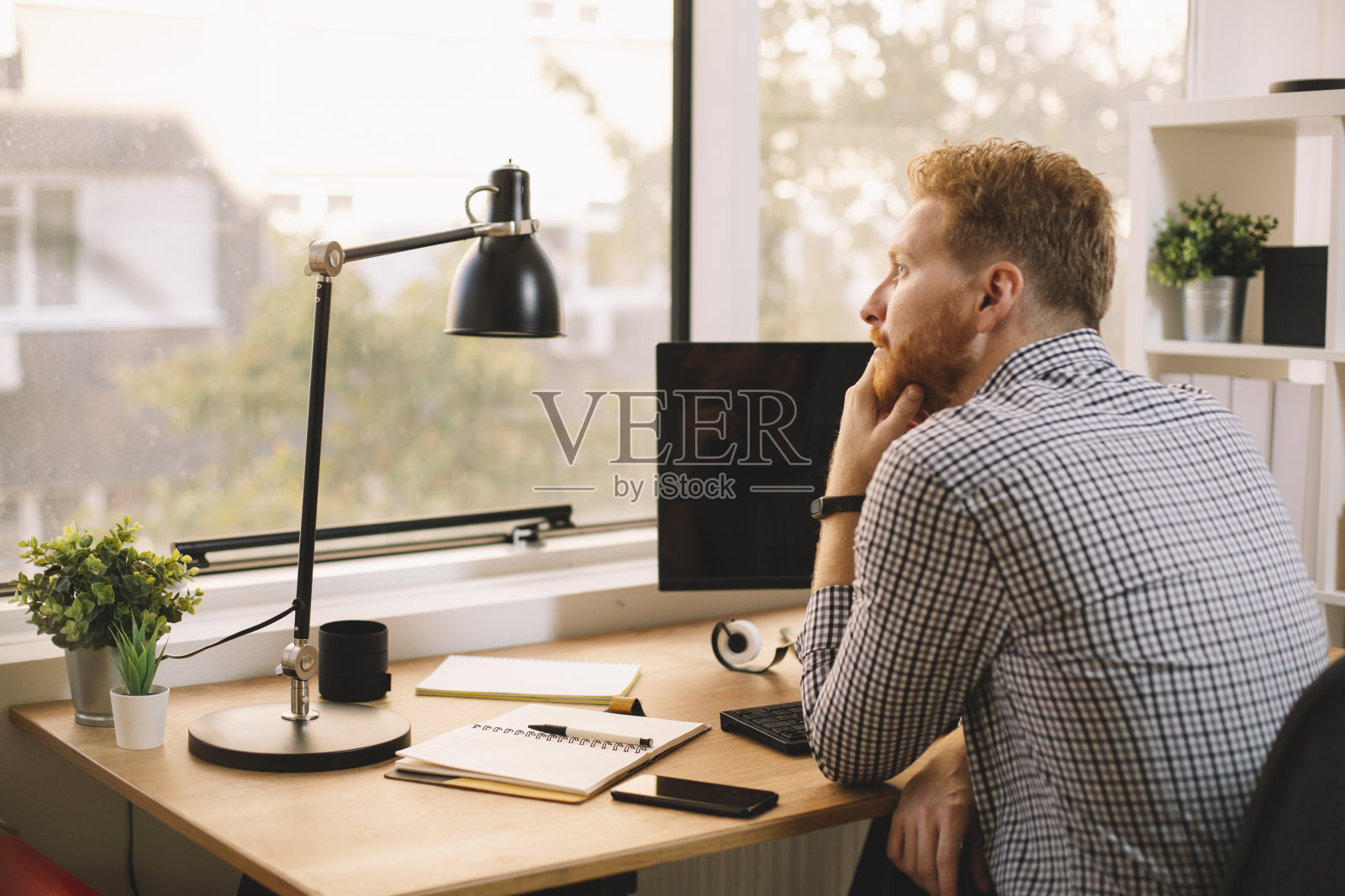 在办公室工作的商人。照片摄影图片