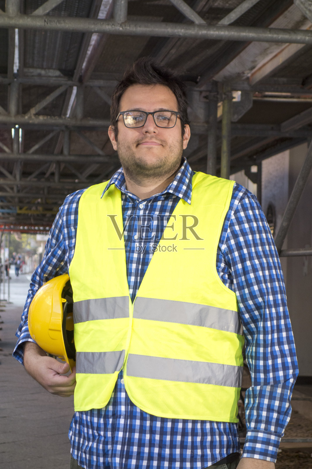 年轻建筑工人肖像照片摄影图片