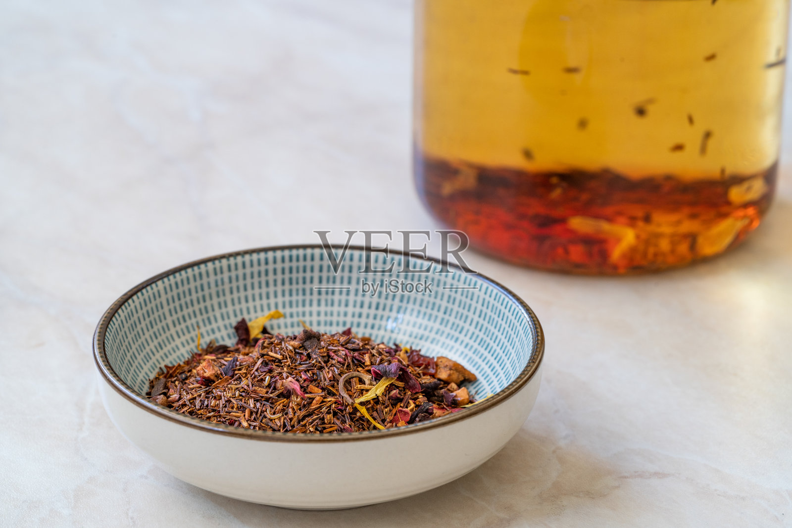 健康传统草本茶与干香料和法式压滤。照片摄影图片