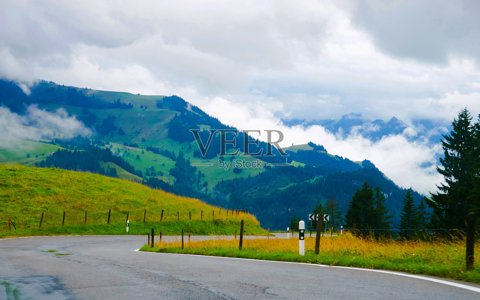 在博尔蒂根的道路在瑞士弗里堡的琼隘口照片摄影图片