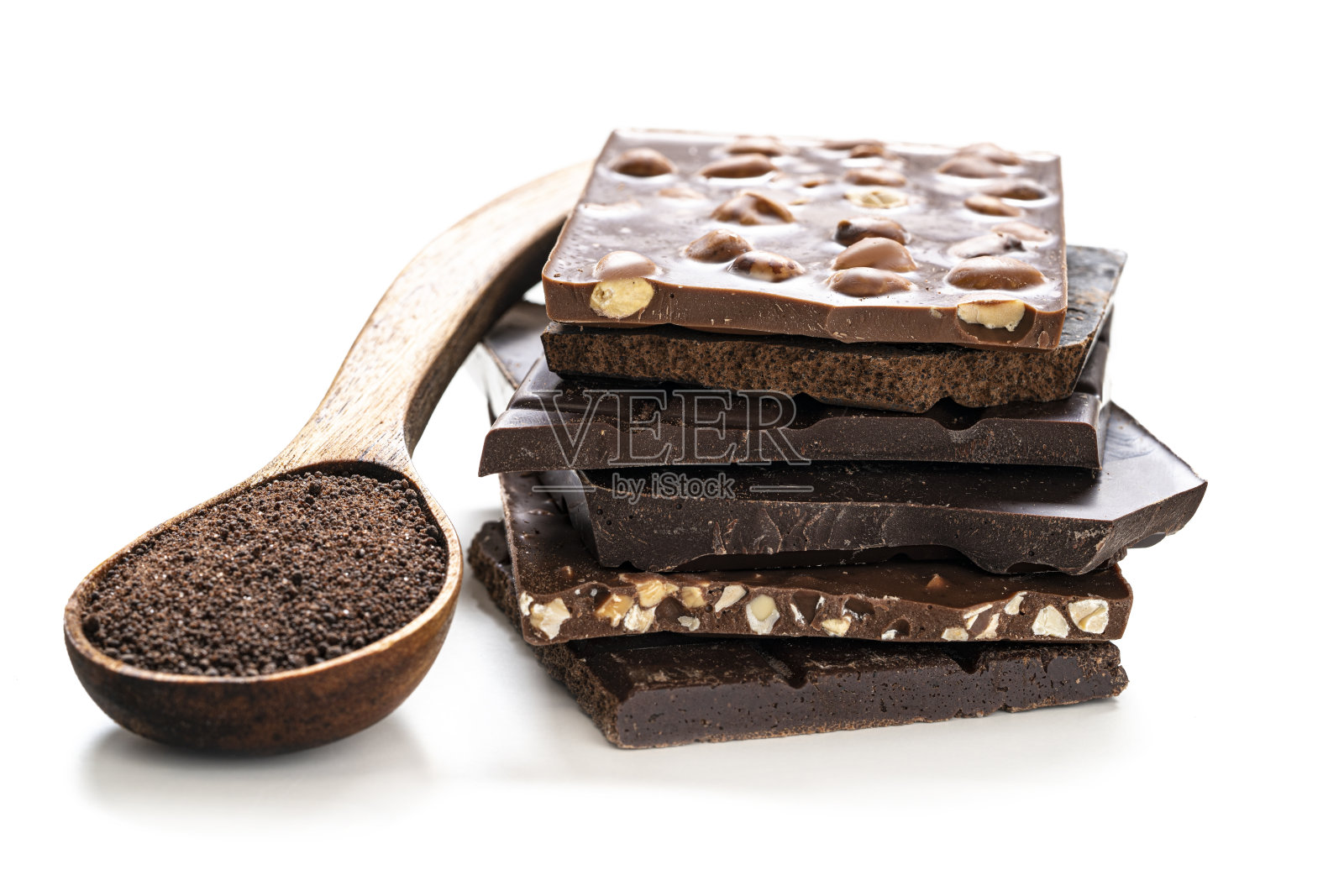 巧克力碎条和坚果堆叠和可可粉勺照片摄影图片