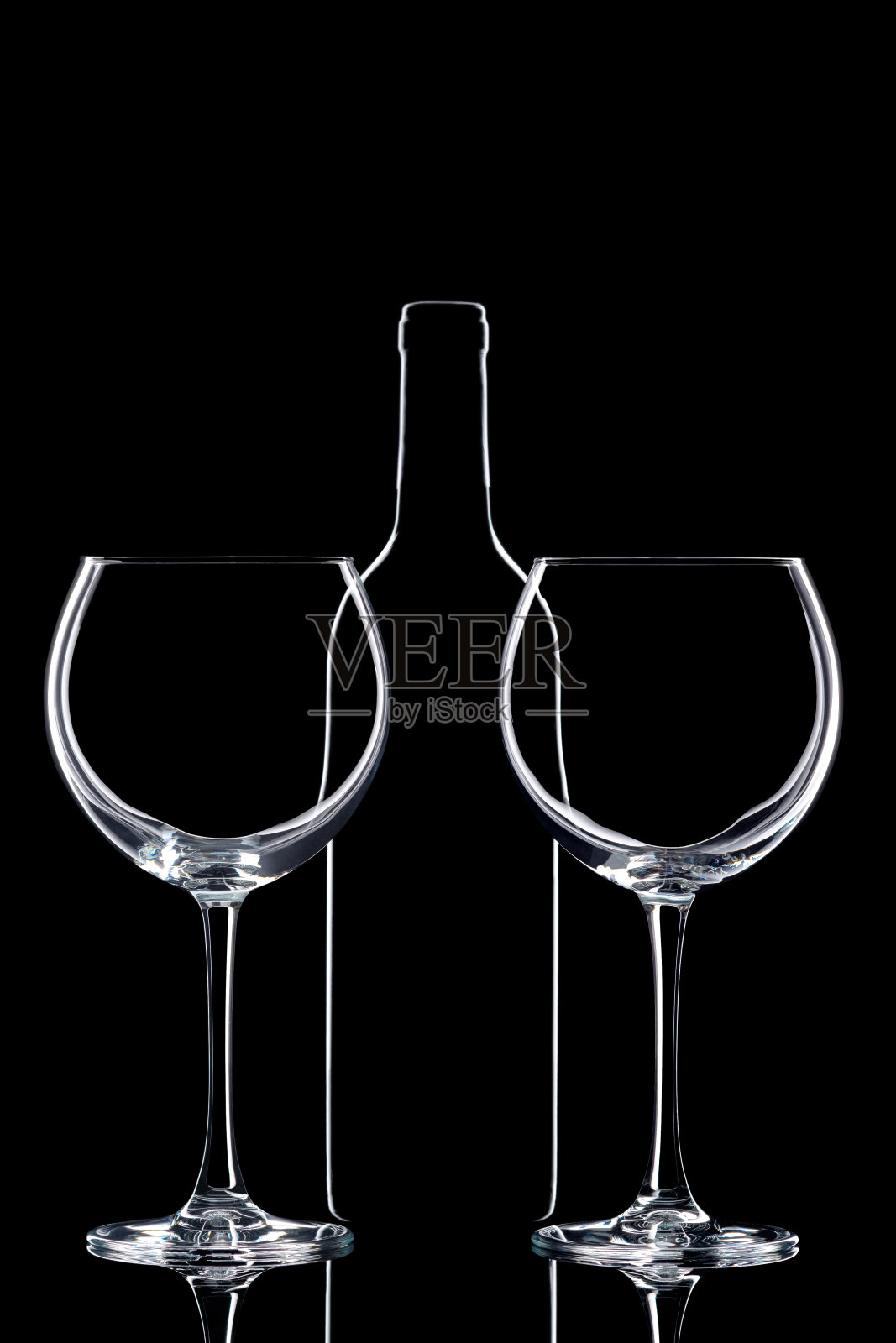 酒瓶和酒杯照片摄影图片