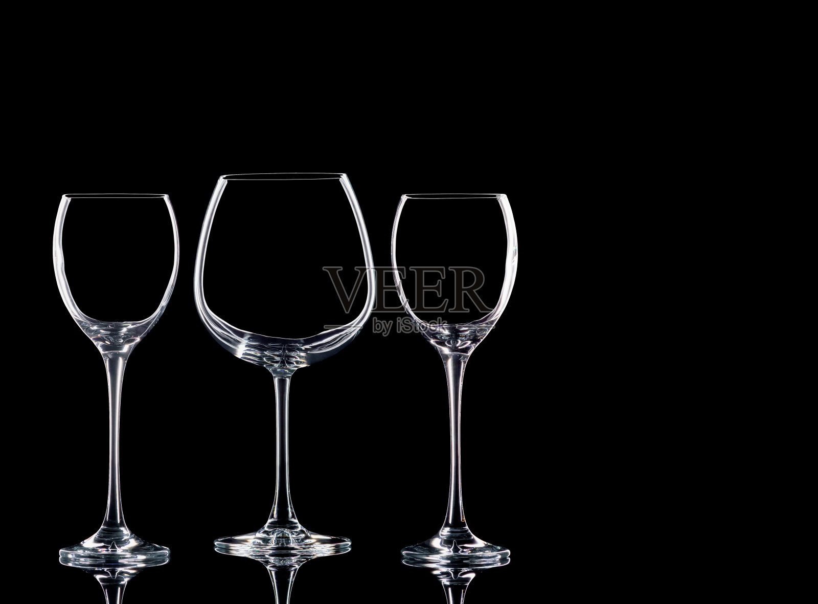 酒瓶和酒杯照片摄影图片