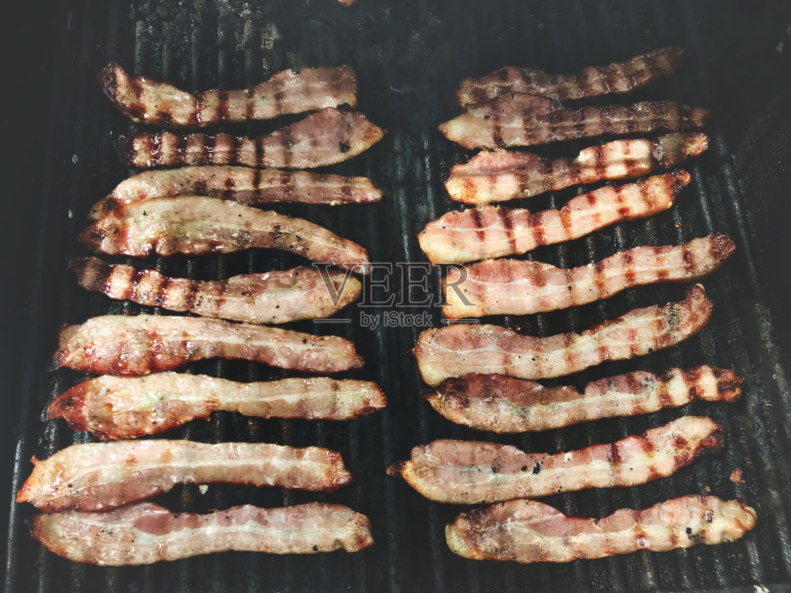 烧烤上的培根烹饪照片摄影图片