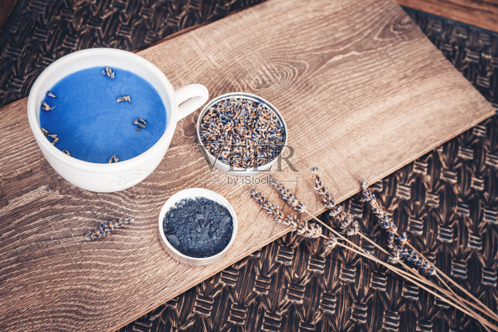 一杯茶和草药。照片摄影图片