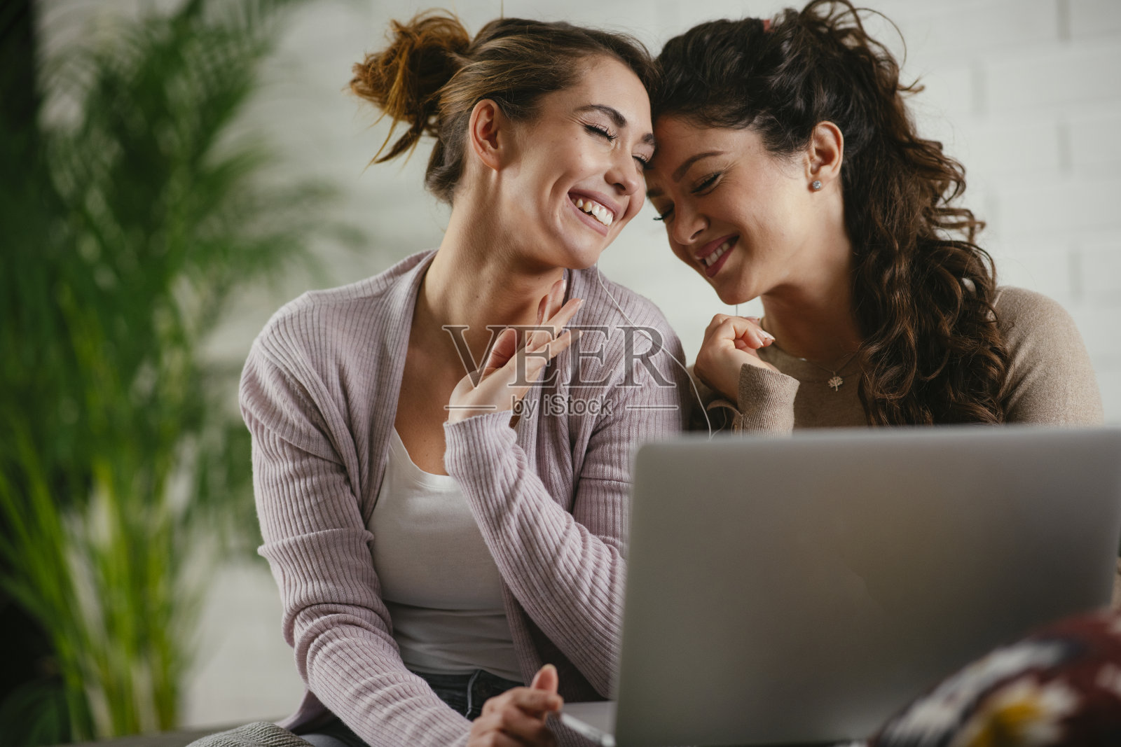 姐妹们在家里一起看电影。照片摄影图片