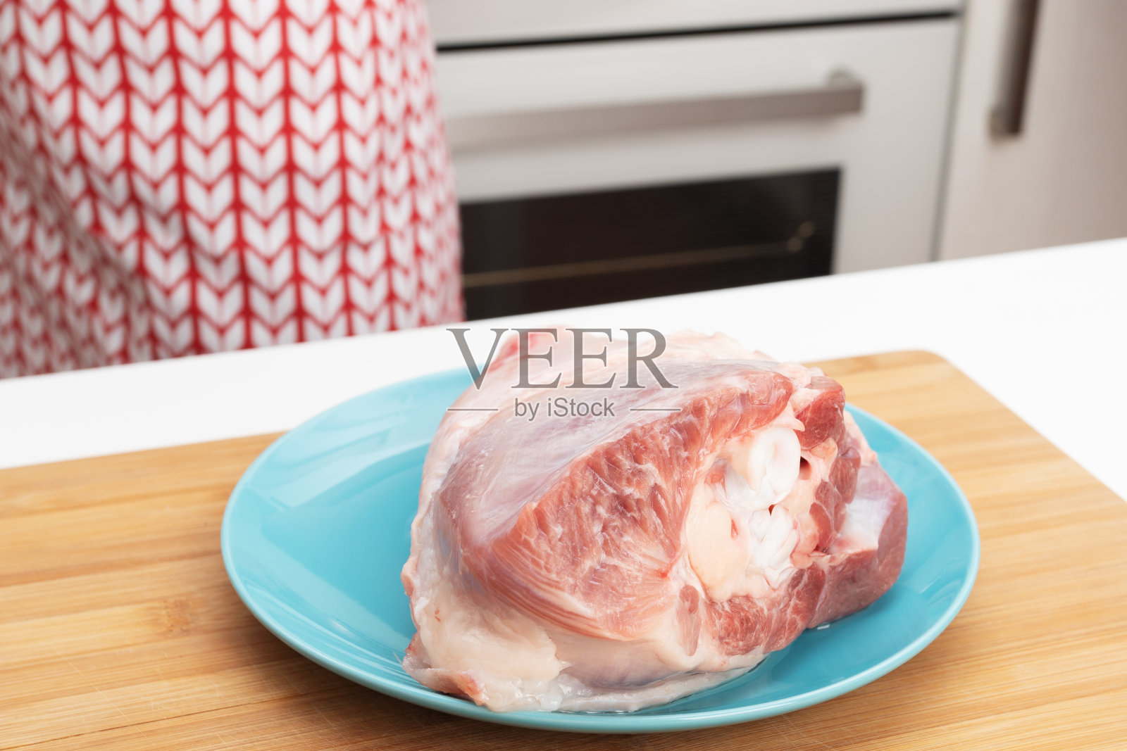 生火鸡腿放在盘子里照片摄影图片