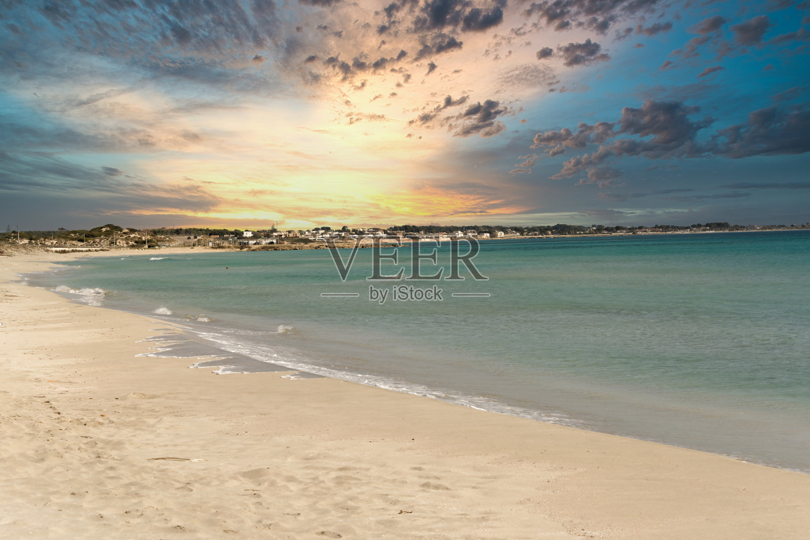 意大利莱切附近有非常漂亮的海岸线照片摄影图片