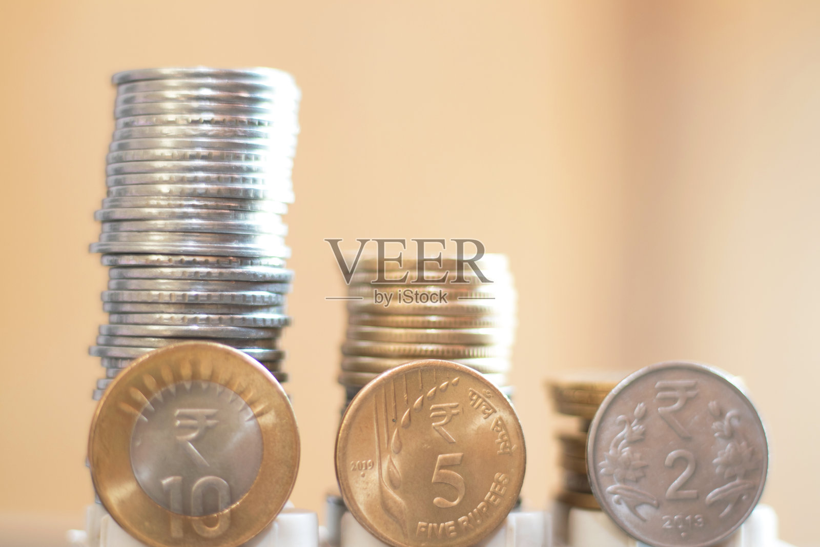 桌上硬币特写镜头照片摄影图片