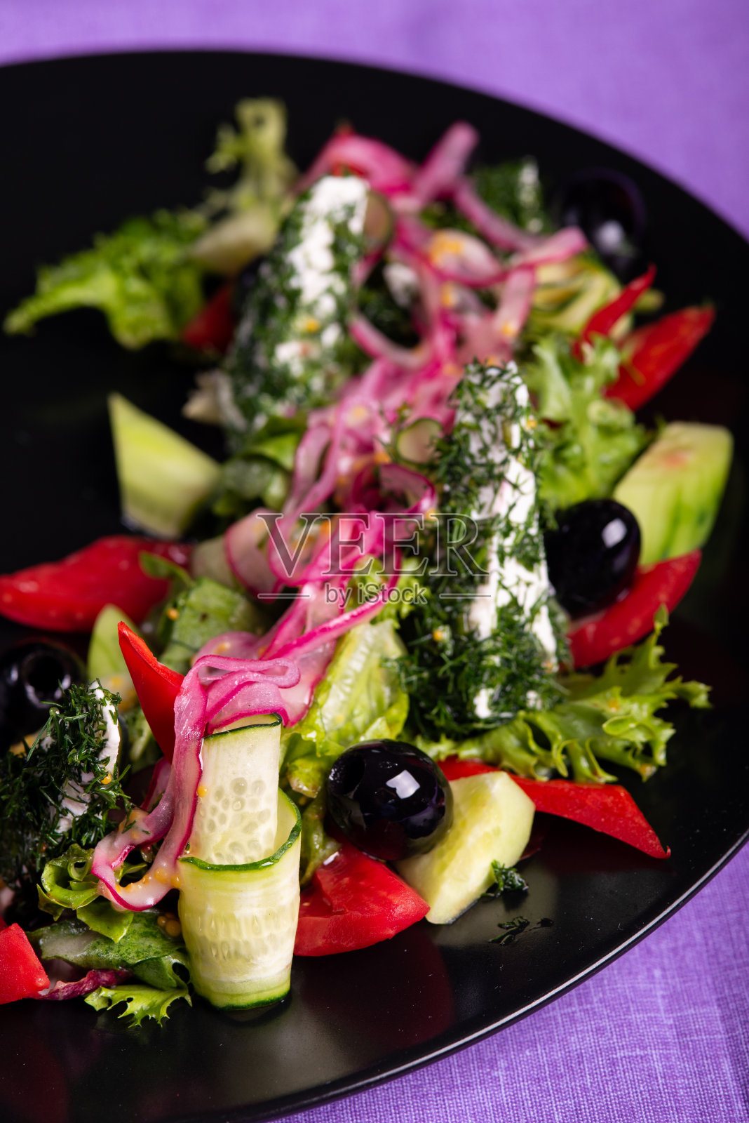 适当的营养。沙拉和蔬菜。沙拉吃午饭。餐厅的菜。照片摄影图片