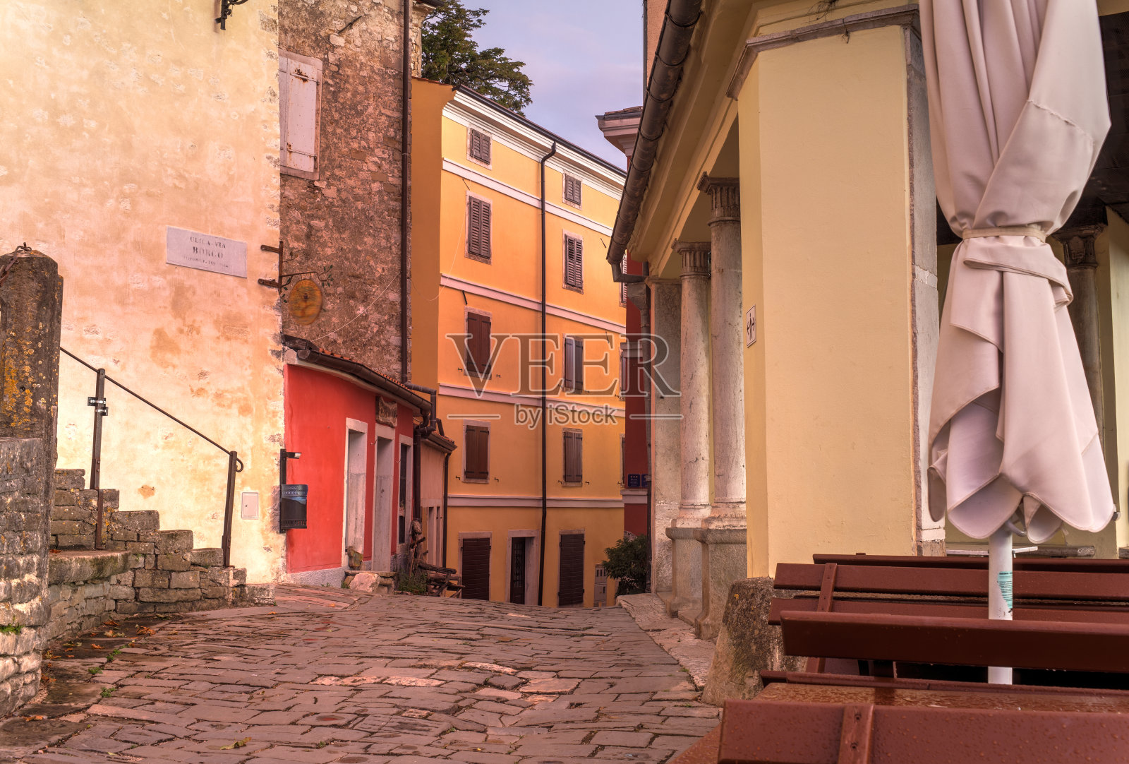 伊斯特拉，日落时的Motovun镇街道照片摄影图片