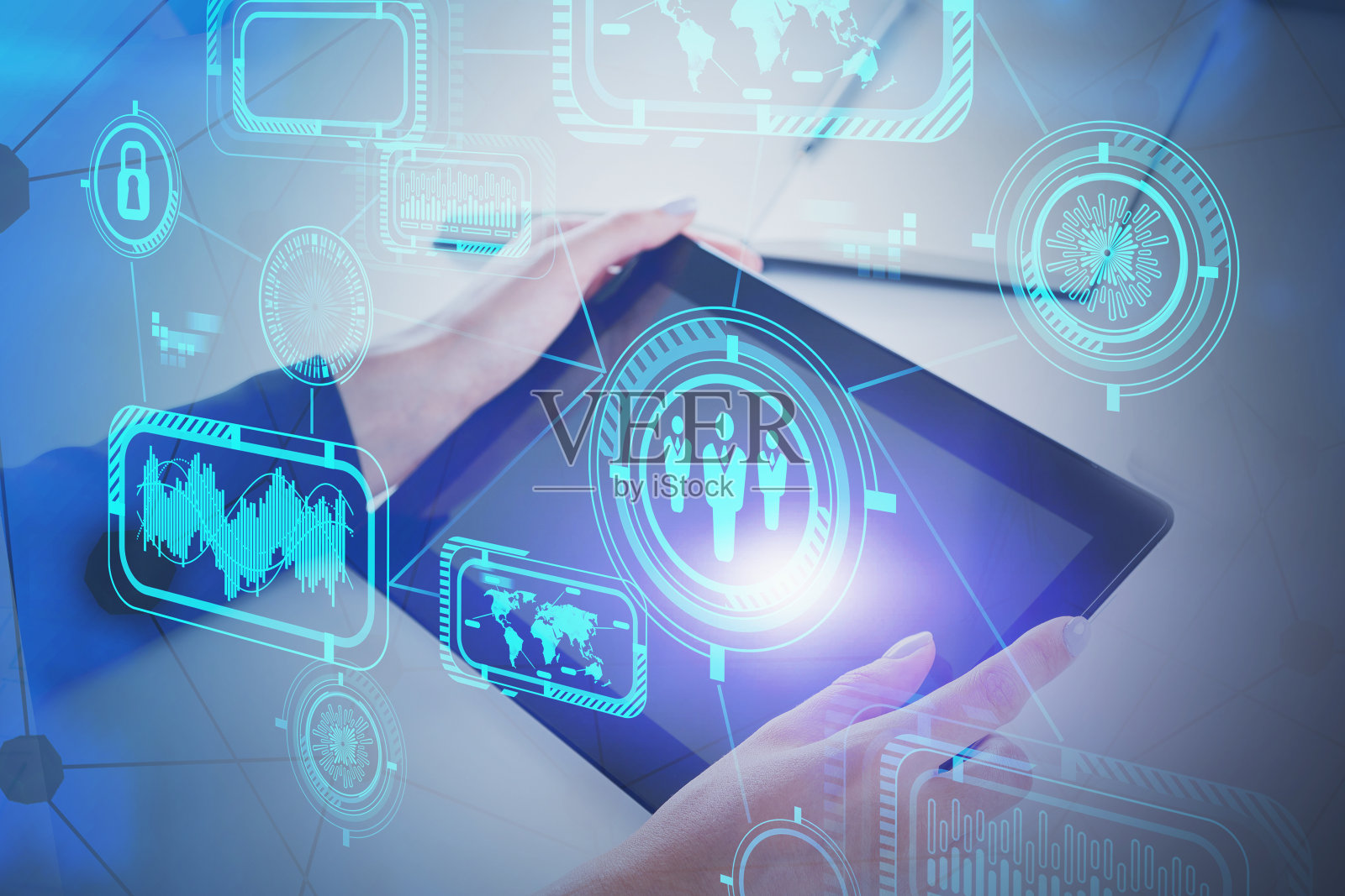 女人手里拿着平板电脑，商业界面照片摄影图片