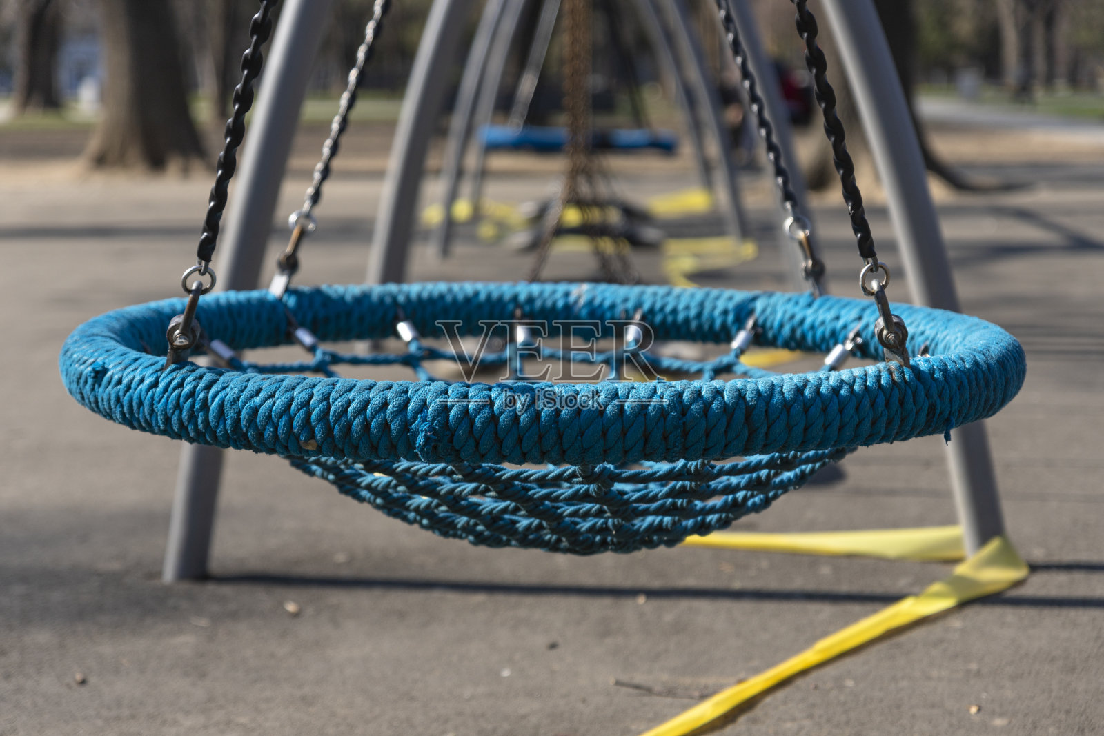 空的儿童游乐场。由于冠状病毒在塞尔维亚贝尔格莱德被禁止使用。预防新型冠状病毒传播照片摄影图片