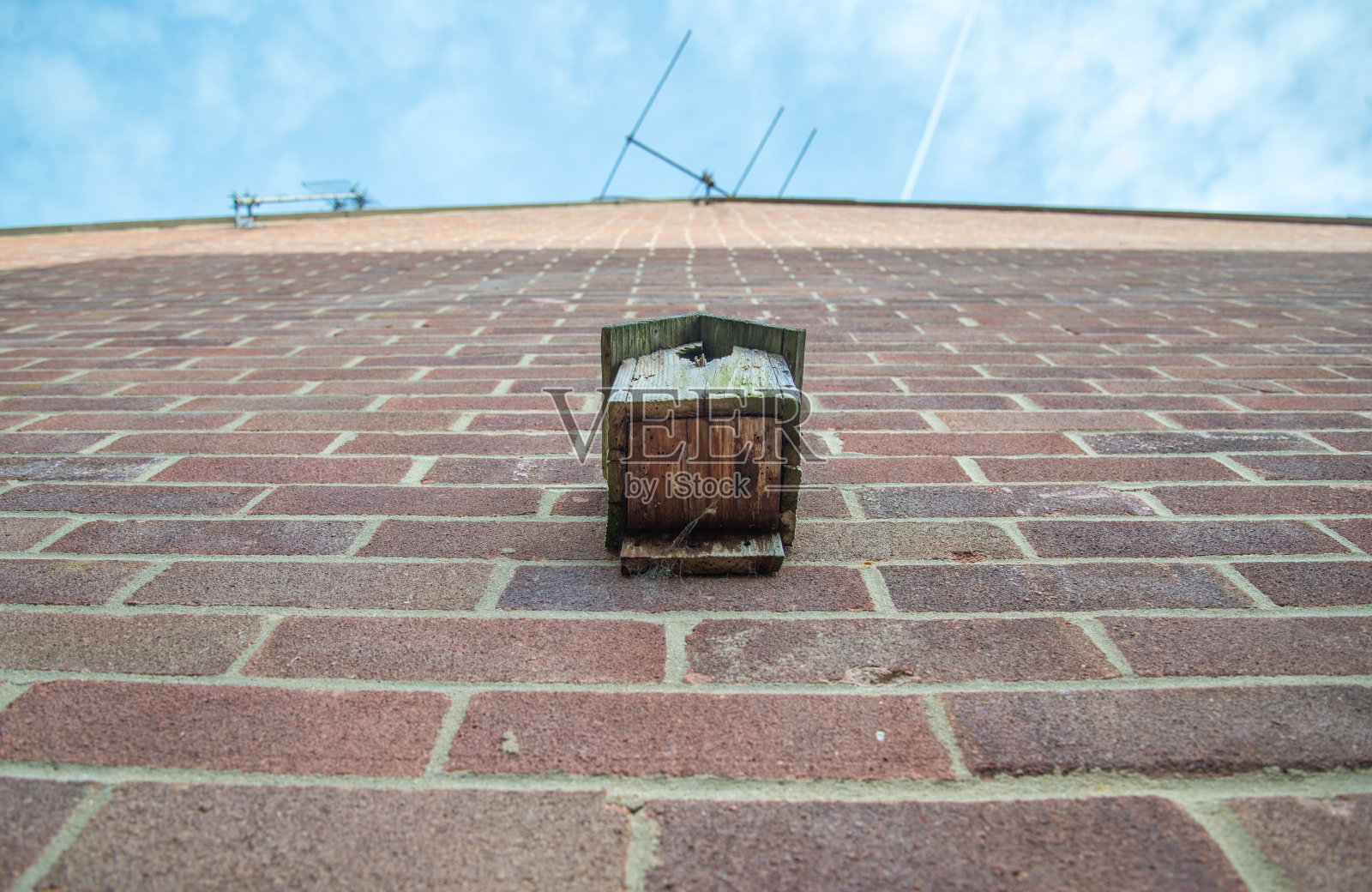 英国汉普郡安多弗郊区住宅砖墙上的鸟箱。照片摄影图片