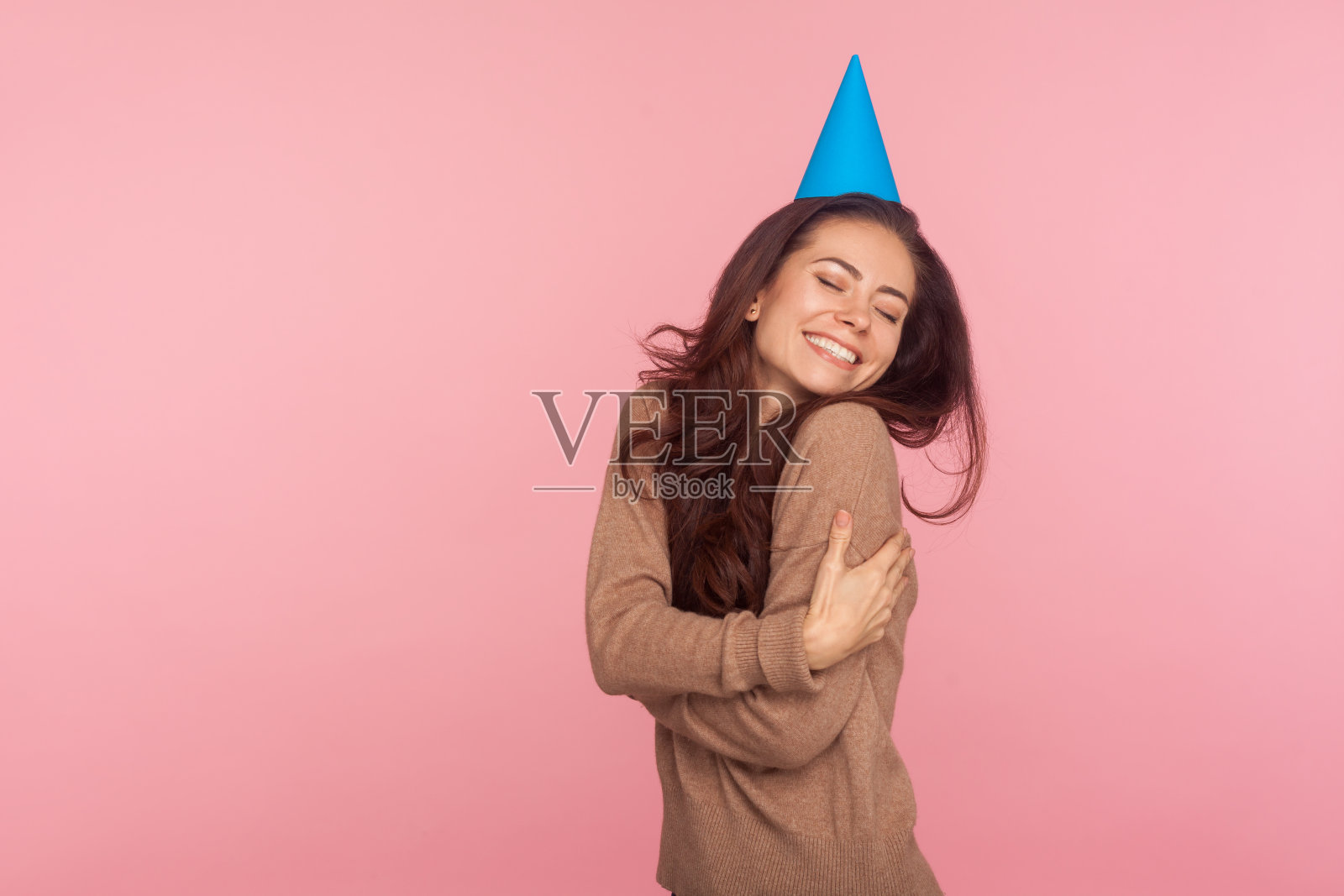 我爱我自己!自私自利美丽的年轻女人的肖像与长黑发穿着派对锥形站照片摄影图片