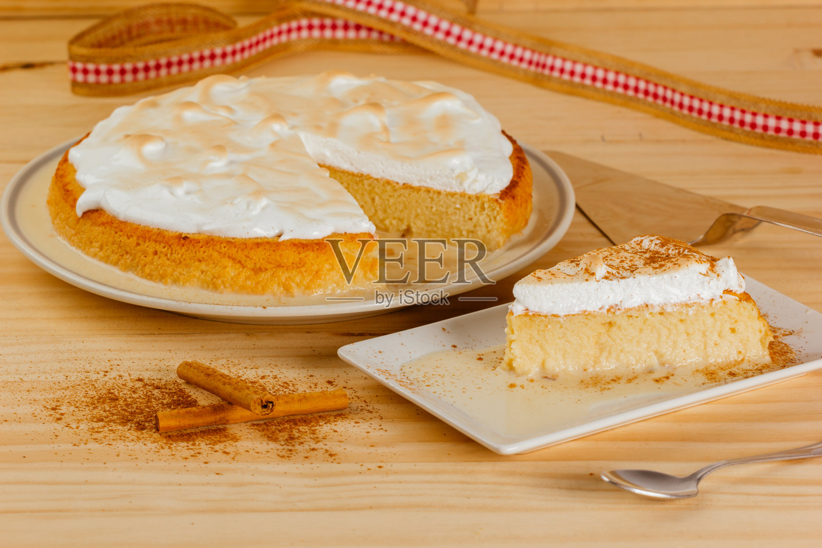 美味多汁的三乳蛋糕加一点肉桂，典型的拉丁美洲甜点照片摄影图片