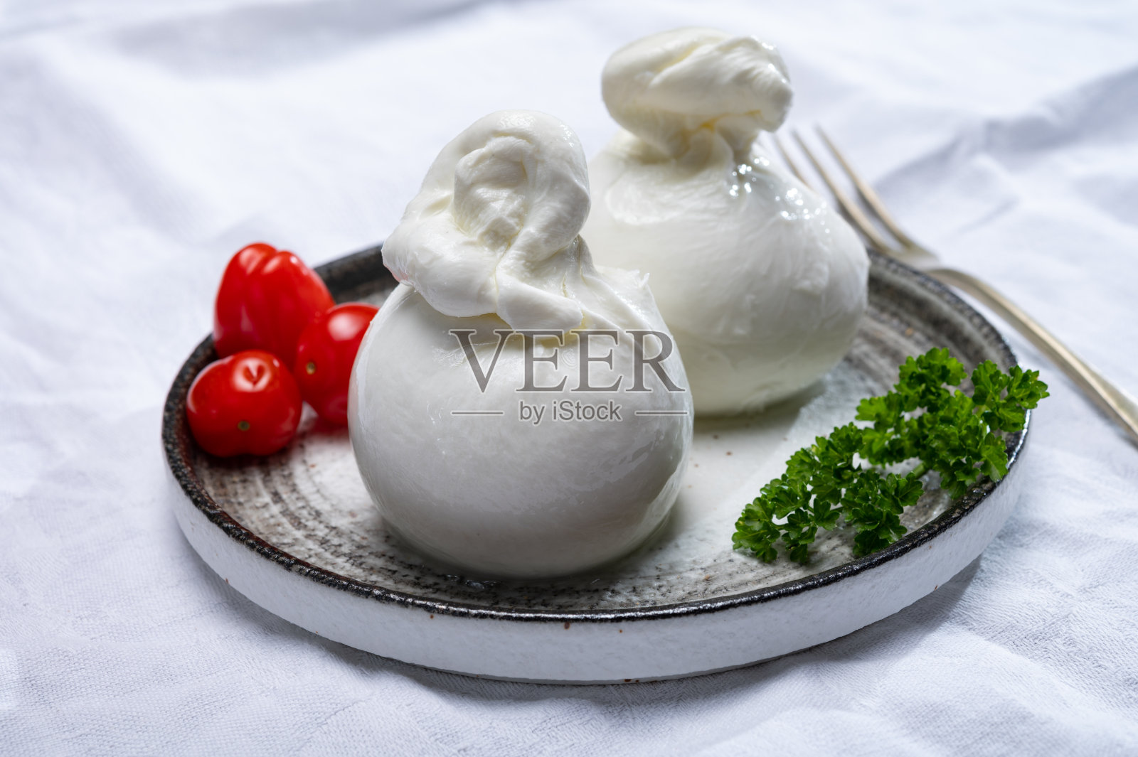 芝士系列，新鲜柔软的白布拉塔芝士球，由意大利阿普利亚的马苏里拉奶酪和奶油制成照片摄影图片