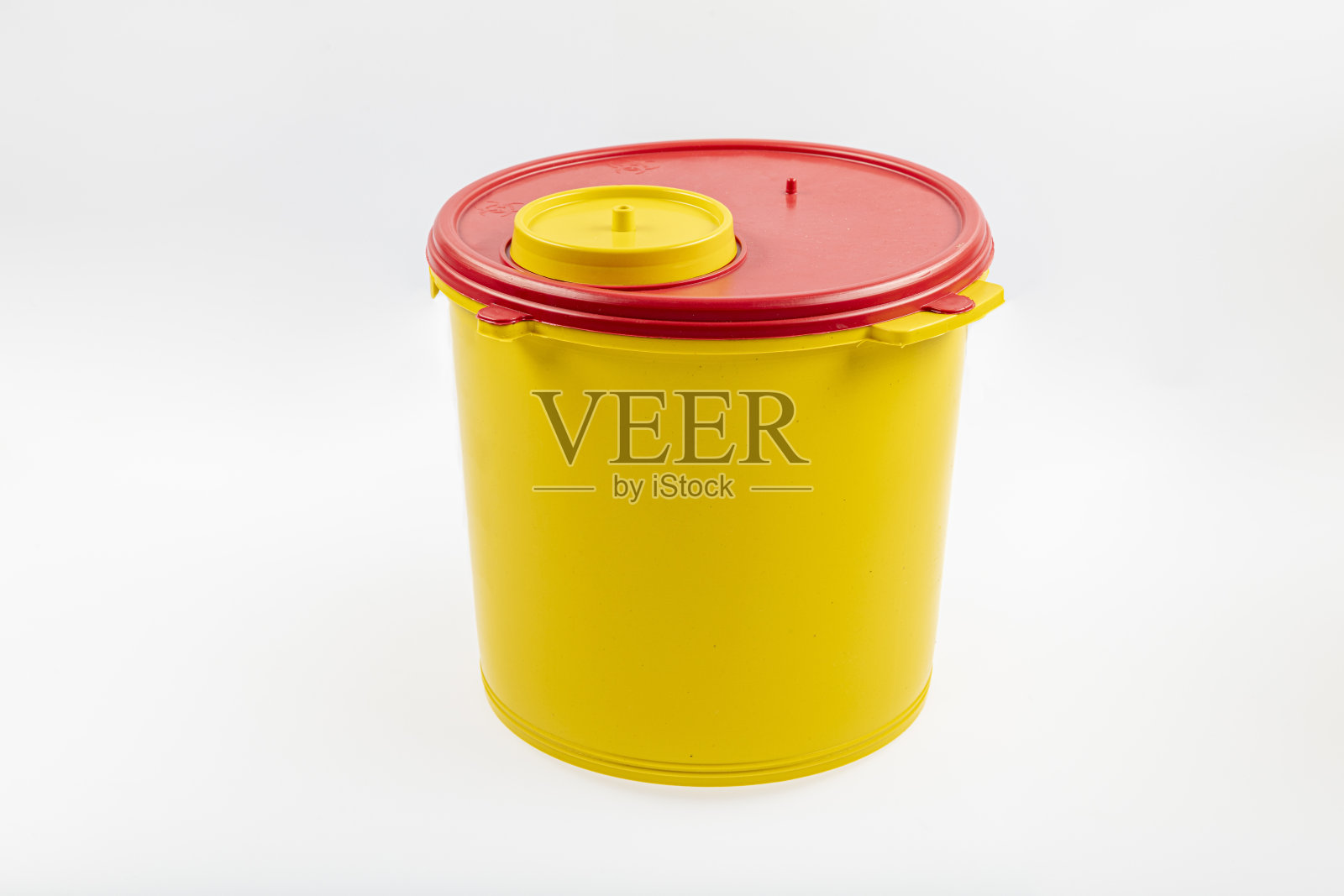 医疗废物垃圾箱5升。黄色生物危害医学污染的医疗废物容器，白色背景隔离。照片摄影图片