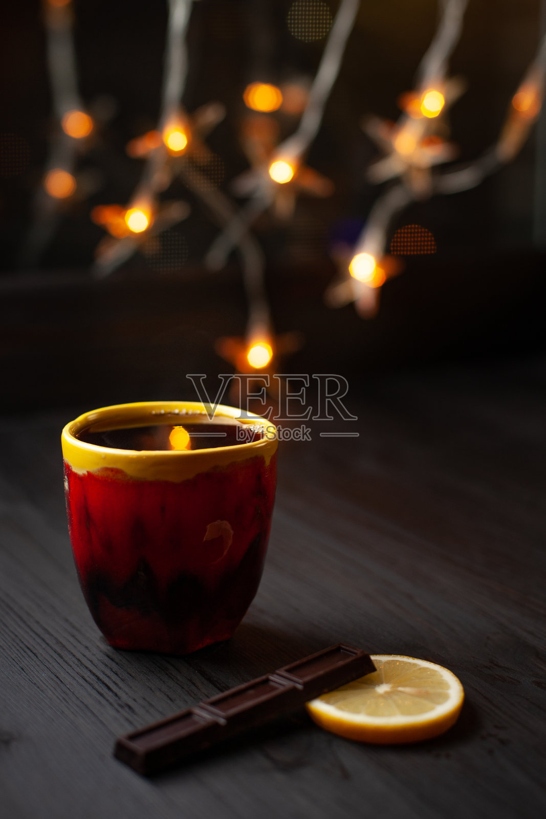一杯热茶，背景是圣诞彩灯照片摄影图片