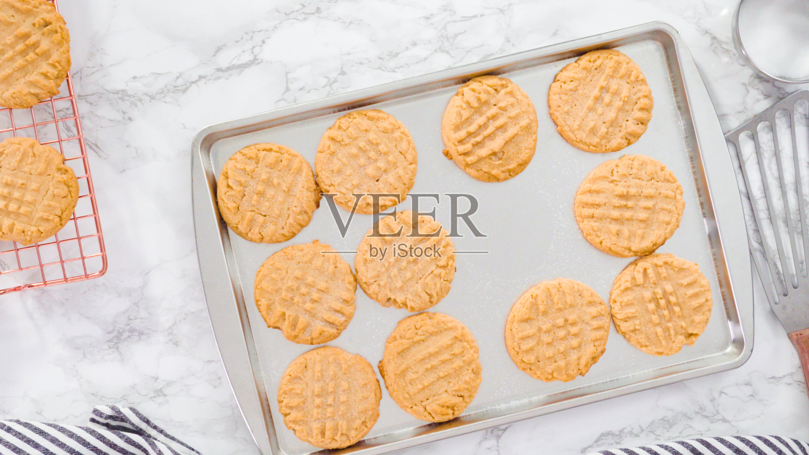 烤盘上现烤的花生酱饼干。照片摄影图片