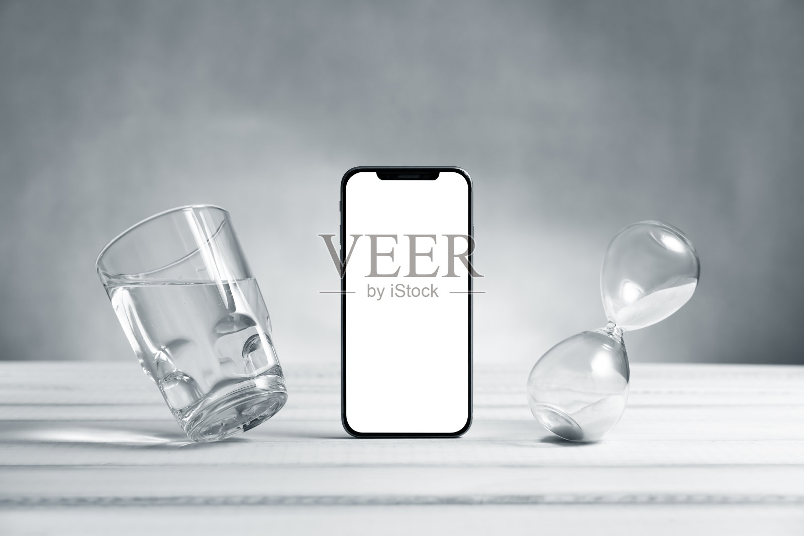 智能手机模型，空白屏幕的手机飞到桌子下面。象征轻盈、清新、清新。现代技术，社交网络和应用。本空间照片摄影图片