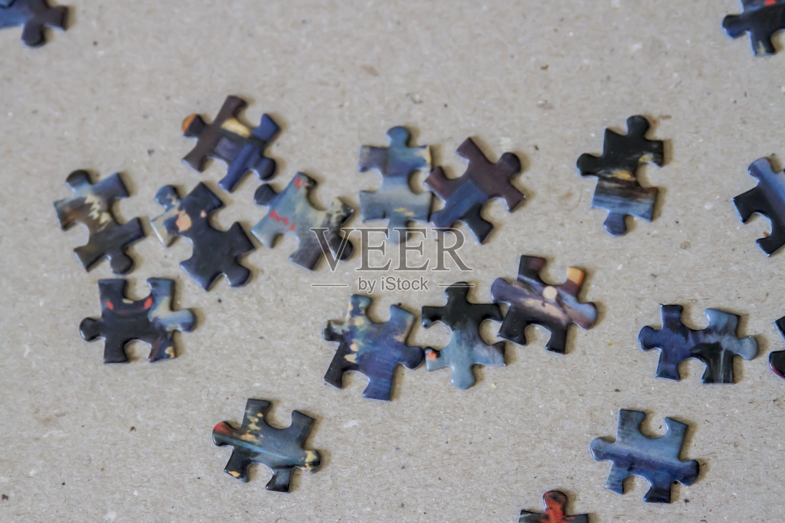 纸板上的拼图照片摄影图片