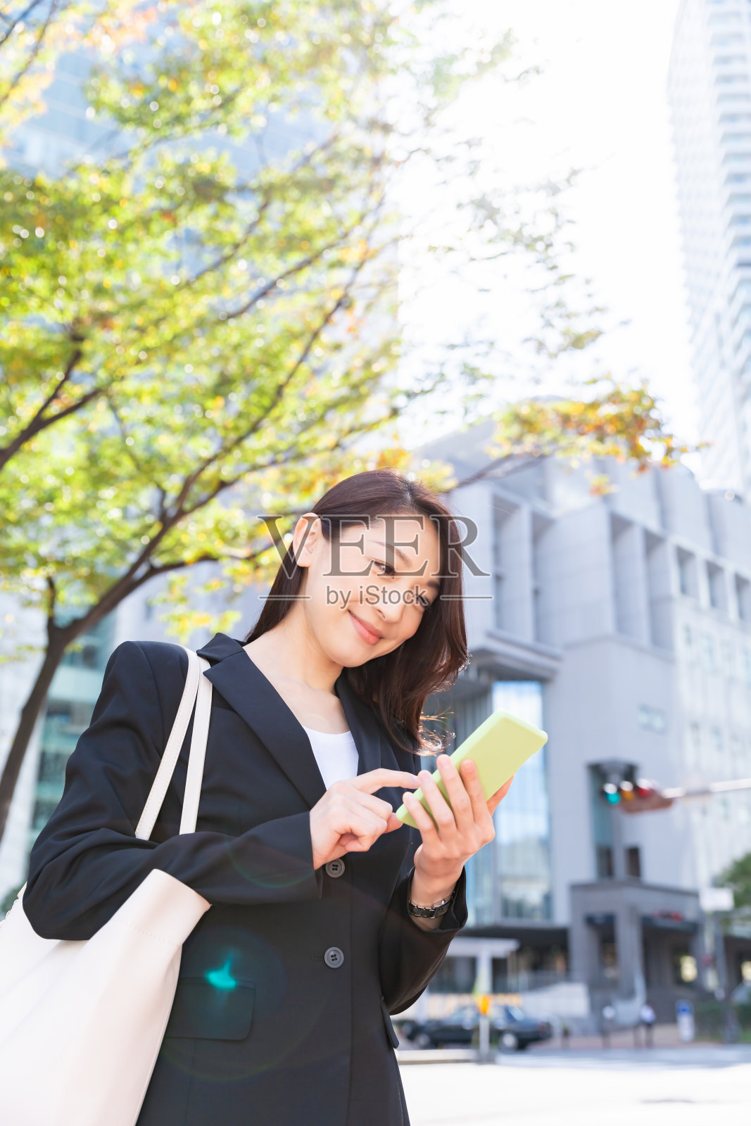 看到智能手机的亚洲女性照片摄影图片