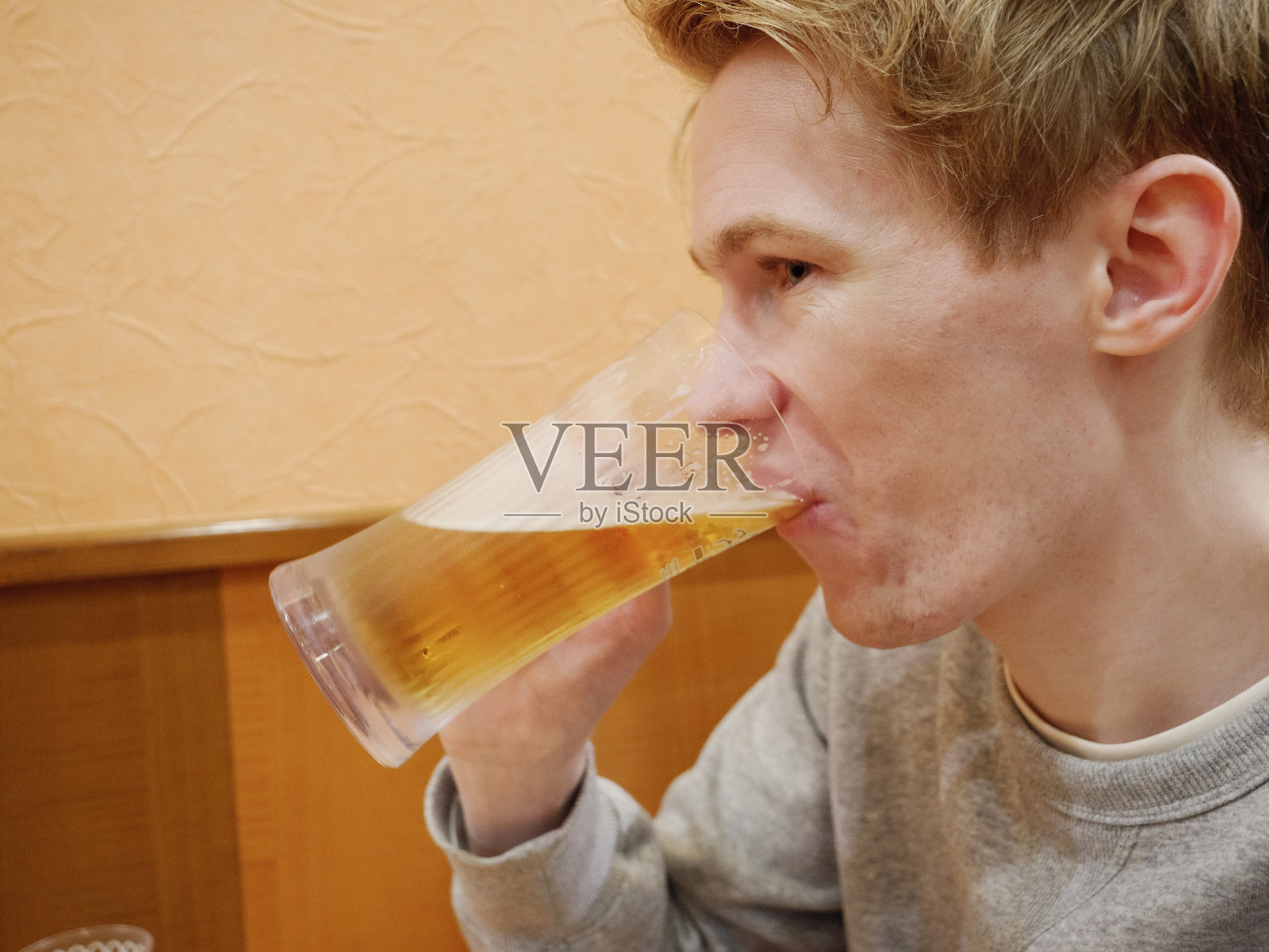 一个英俊的年轻人正在享受啤酒照片摄影图片