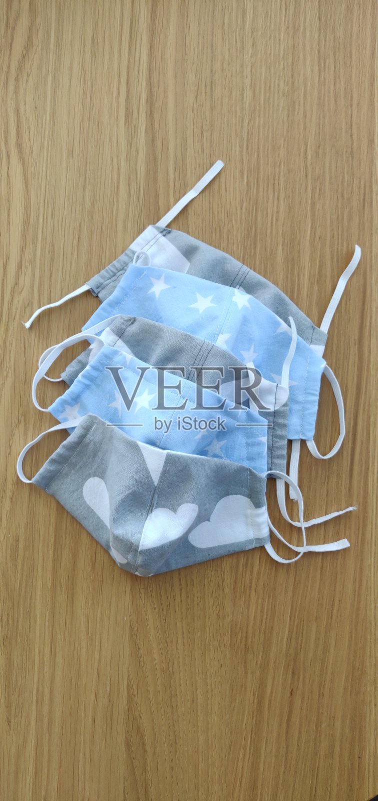 Self-sewing防护面具。桌上放自制的防护口罩和几块布照片摄影图片