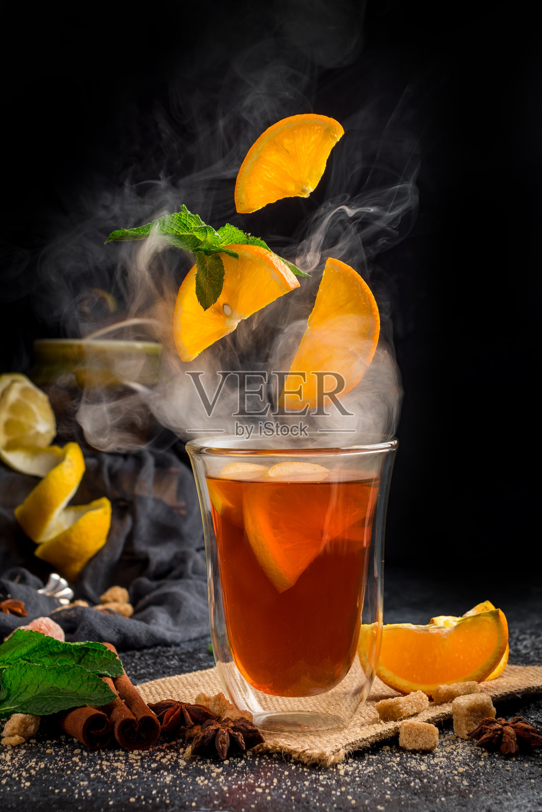 一杯热茶配上柑橘和蒸汽照片摄影图片