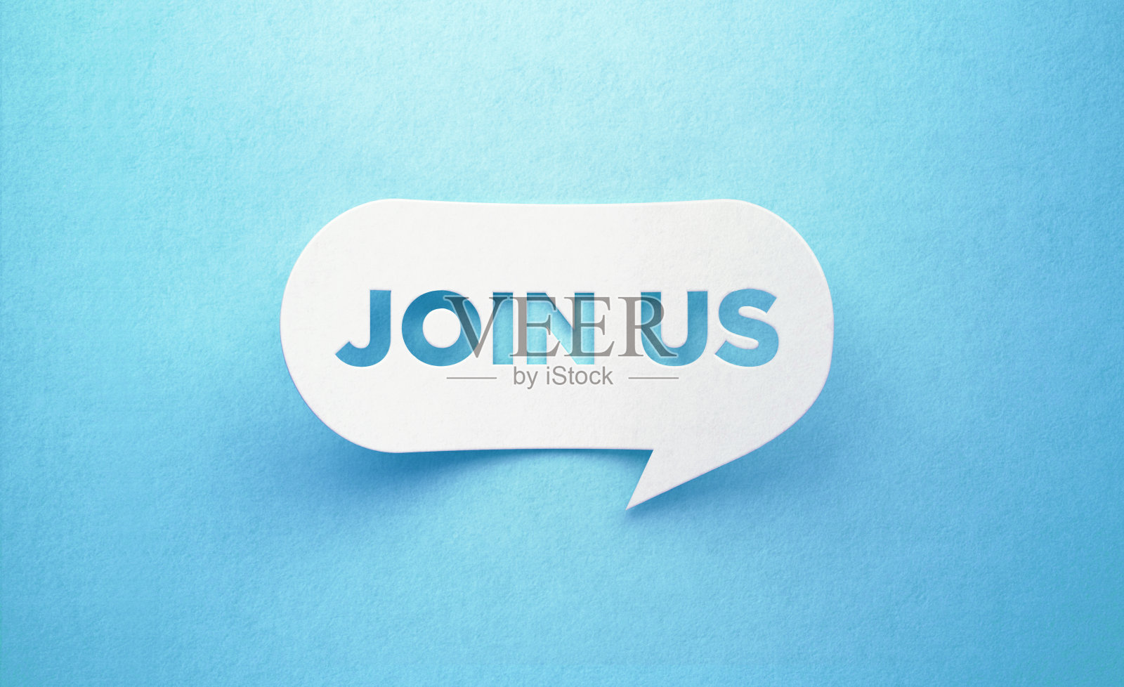 加入我们写白色聊天泡沫蓝色背景照片摄影图片