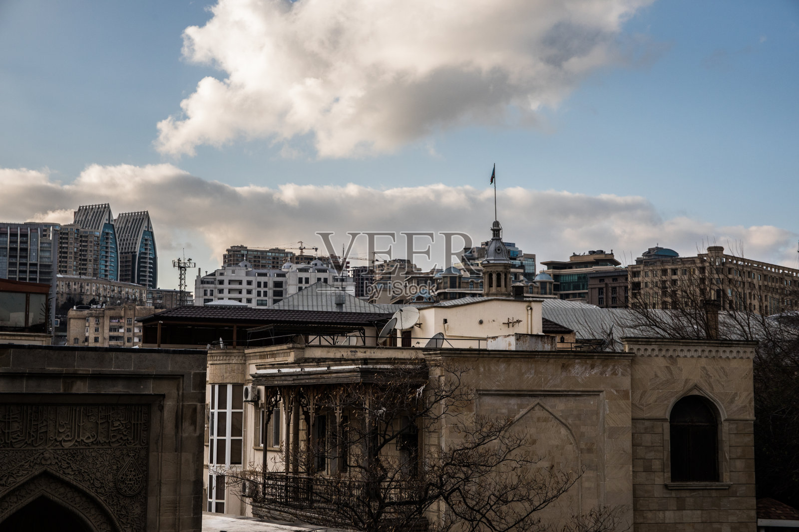 阿塞拜疆巴库老城的空旷街道。古老的城市巴库。市中心的建筑。照片摄影图片