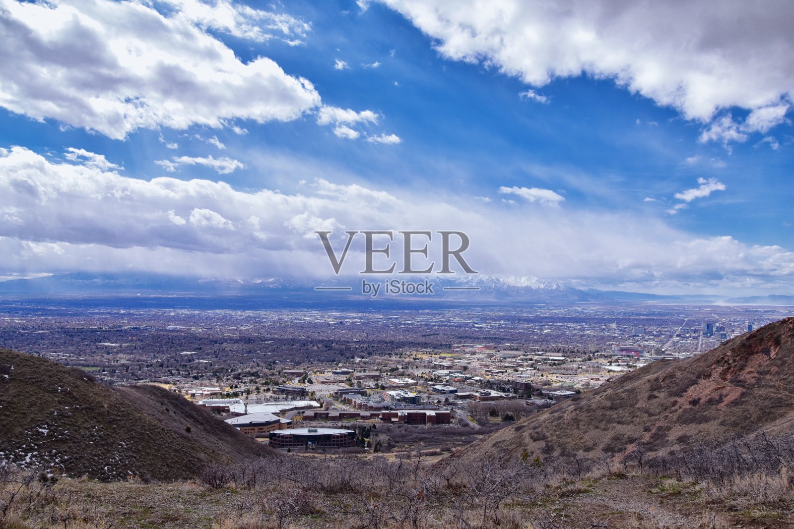 盐湖山谷和城市全景从红丘小径到客厅，Wasatch Front，洛基山脉在犹他州早春。徒步旅行的路线周围的大学和花园和市中心。美国。照片摄影图片