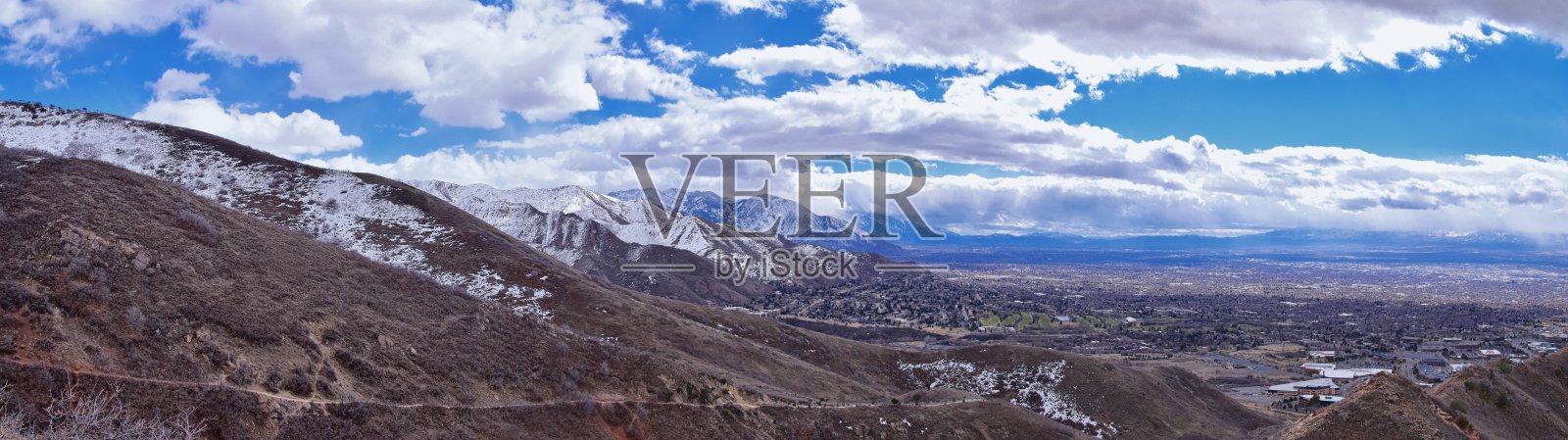 盐湖山谷和城市全景从红丘小径到客厅，Wasatch Front，洛基山脉在犹他州早春。徒步旅行的路线周围的大学和花园和市中心。美国。照片摄影图片